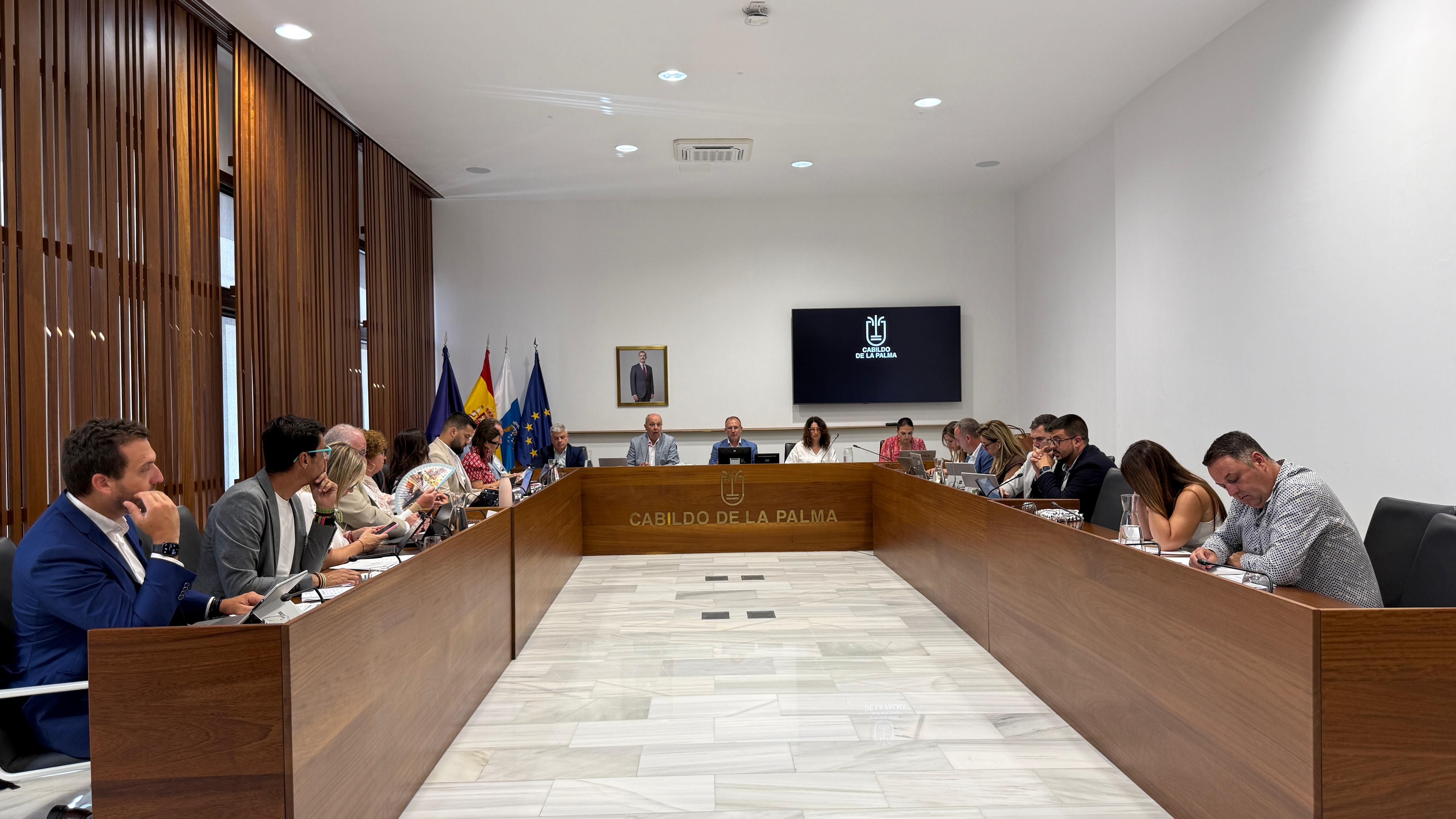 El Pleno del Cabildo aprueba el nombramiento como Hijos Predilectos de la Isla a Antonio Fernández y, a título póstumo, a doña Rosario Álvarez 