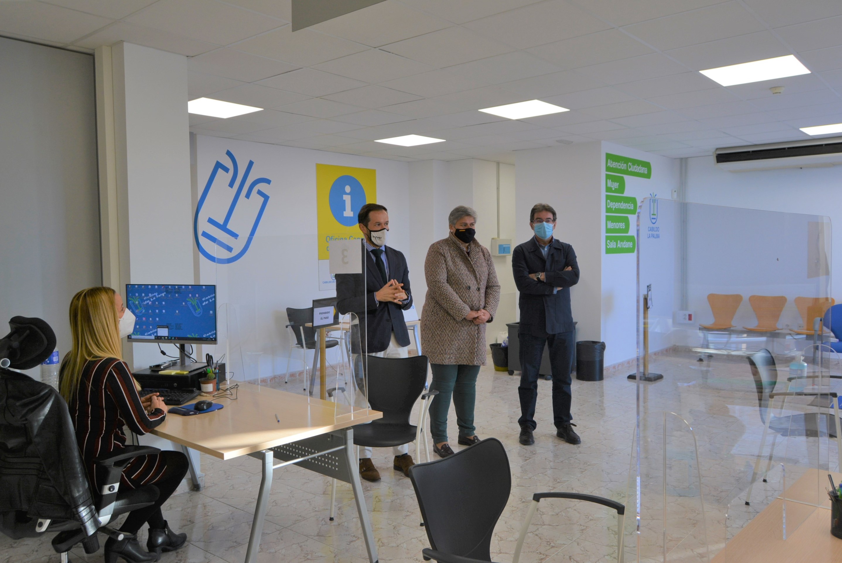 El presidente del Cabildo de La Palma, Mariano H. Zapata, y el vicepresidente, José Adrián Hernández Montoya, han visitado, junto a la alcaldesa de Los Llanos de Aridane, Noelia García Leal, en las nuevas oficinas del Cabildo en Los Llanos de  Aridane