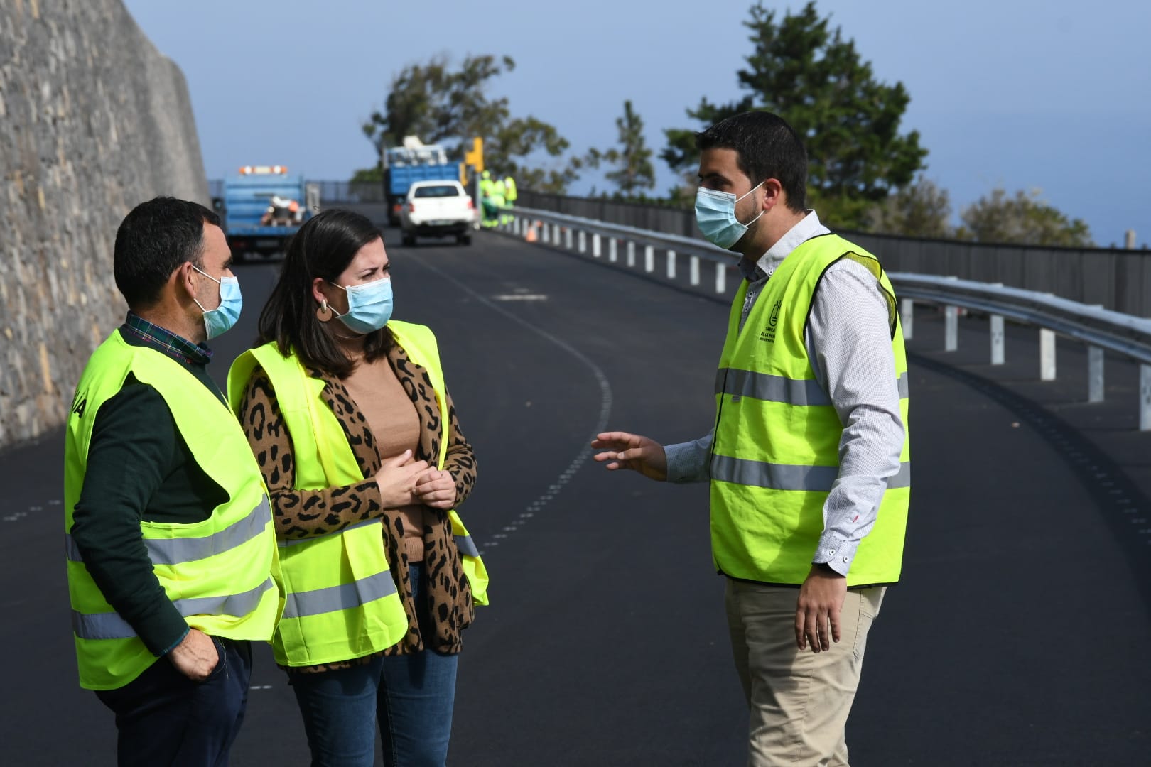 El consejero de Infraestructuras del Cabildo de La Palma, Borja Perdomo, junto con laalcaldesa de Villa de Mazo, Goretti Pérez Corujo, y el concejal de Obras, Luis Cabrera