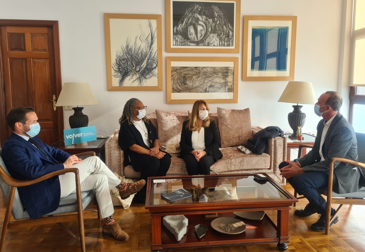 El presidente del Cabildo de La Palma, Mariano H. Zapata y el consejero de Turismo, Raúl Camacho, han recibido hoy la visita institucional de representantes diplomáticas de Reino Unido 