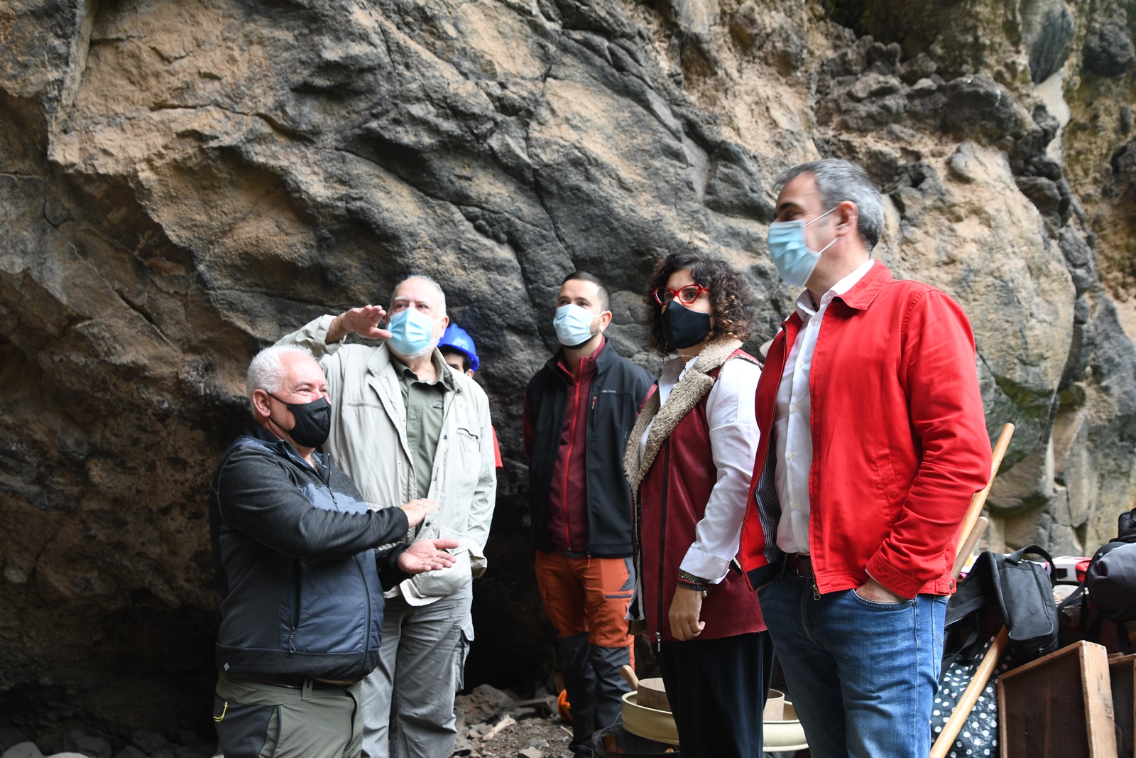 La consejera de Cultura y Patrimonio del Cabildo, Jovita Monterrey, junto con el alcalde de San Andrés y Sauces, Francisco Paz, y el inspector de Patrimonio, Jorge Pais en la Cueva de El Tendal