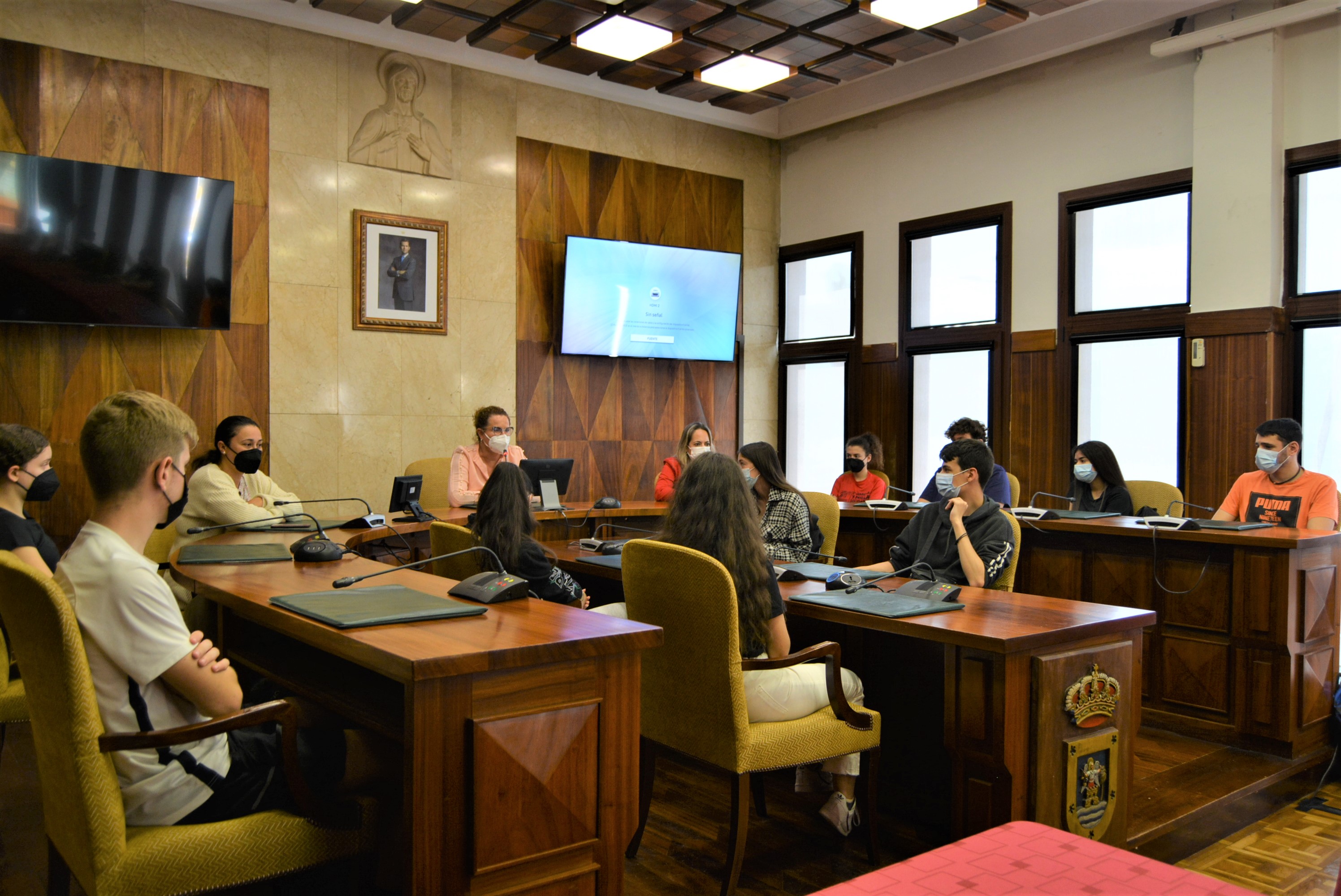 Estudiantes del IES Luis Cobiella Cuevas visitan el Cabildo para conocer el funcionamiento de la corporación palmera 