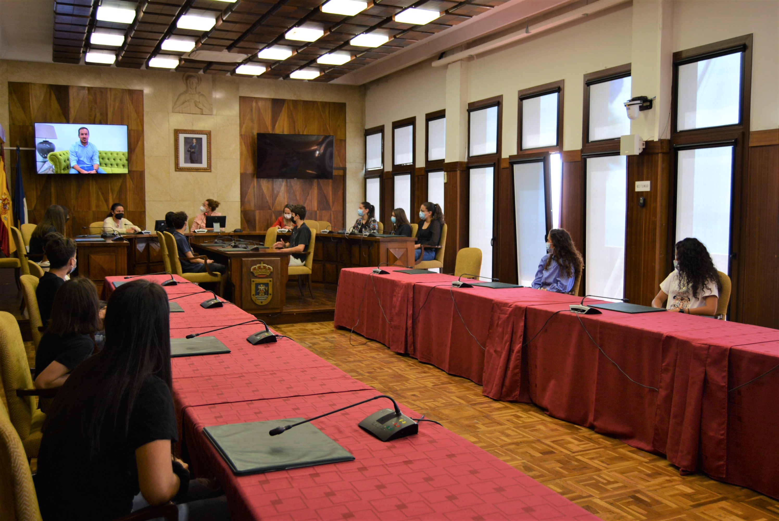 Estudiantes del IES Luis Cobiella Cuevas visitan el Cabildo para conocer el funcionamiento de la corporación palmera 