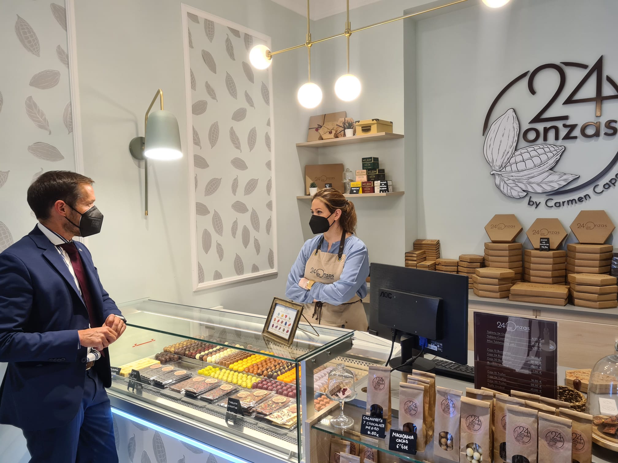 Mariano Zapata visita la pastelería de la palmera Carmen Capote, que triunfa en Madrid 