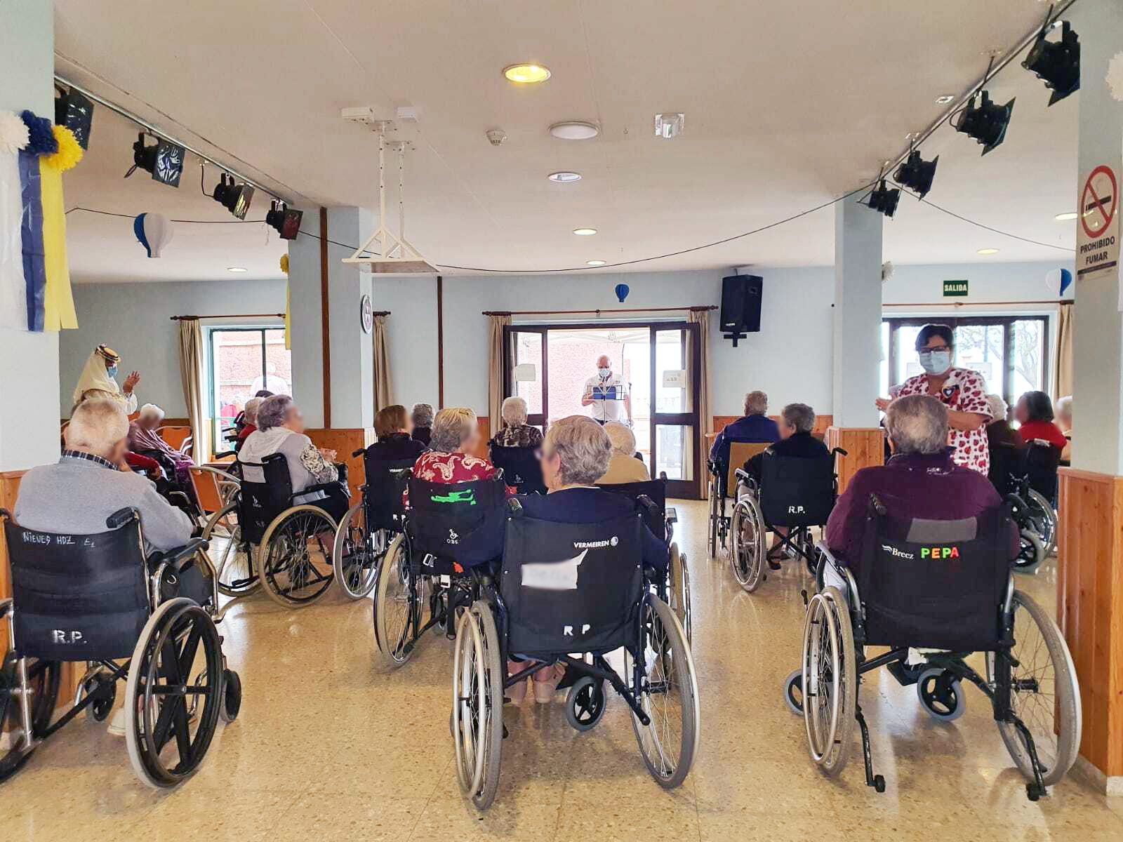 La Residencia La Dehesa cierra su programa especial por el Día de Canarias con una actuación de los residentes