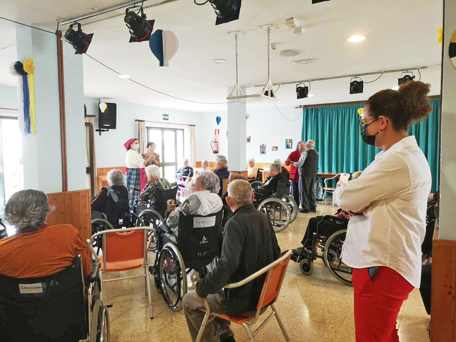 La Residencia La Dehesa cierra su programa especial por el Día de Canarias con una actuación de los residentes