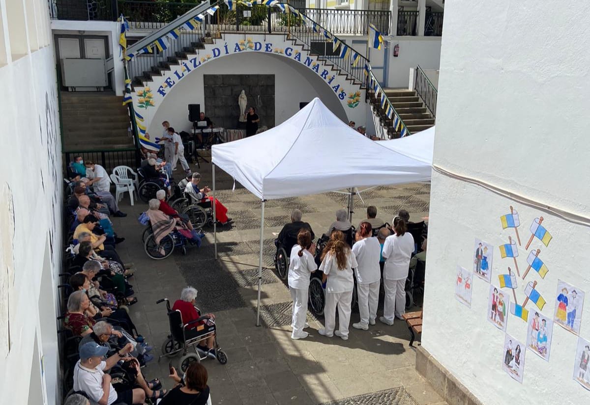 El ambiente festivo inunda el Hospital de Dolores para celebrar el Día de Canarias
