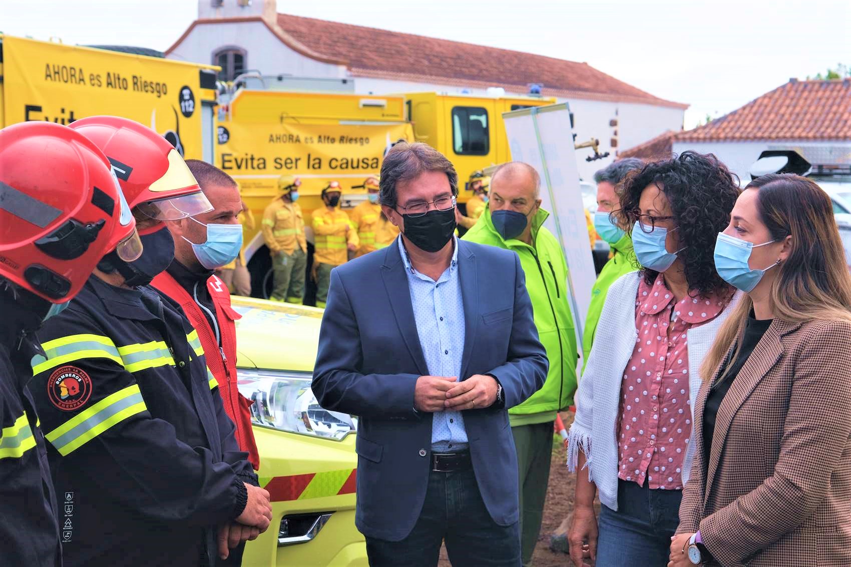 Autoridades del Cabildo y Bomberos de La Palma