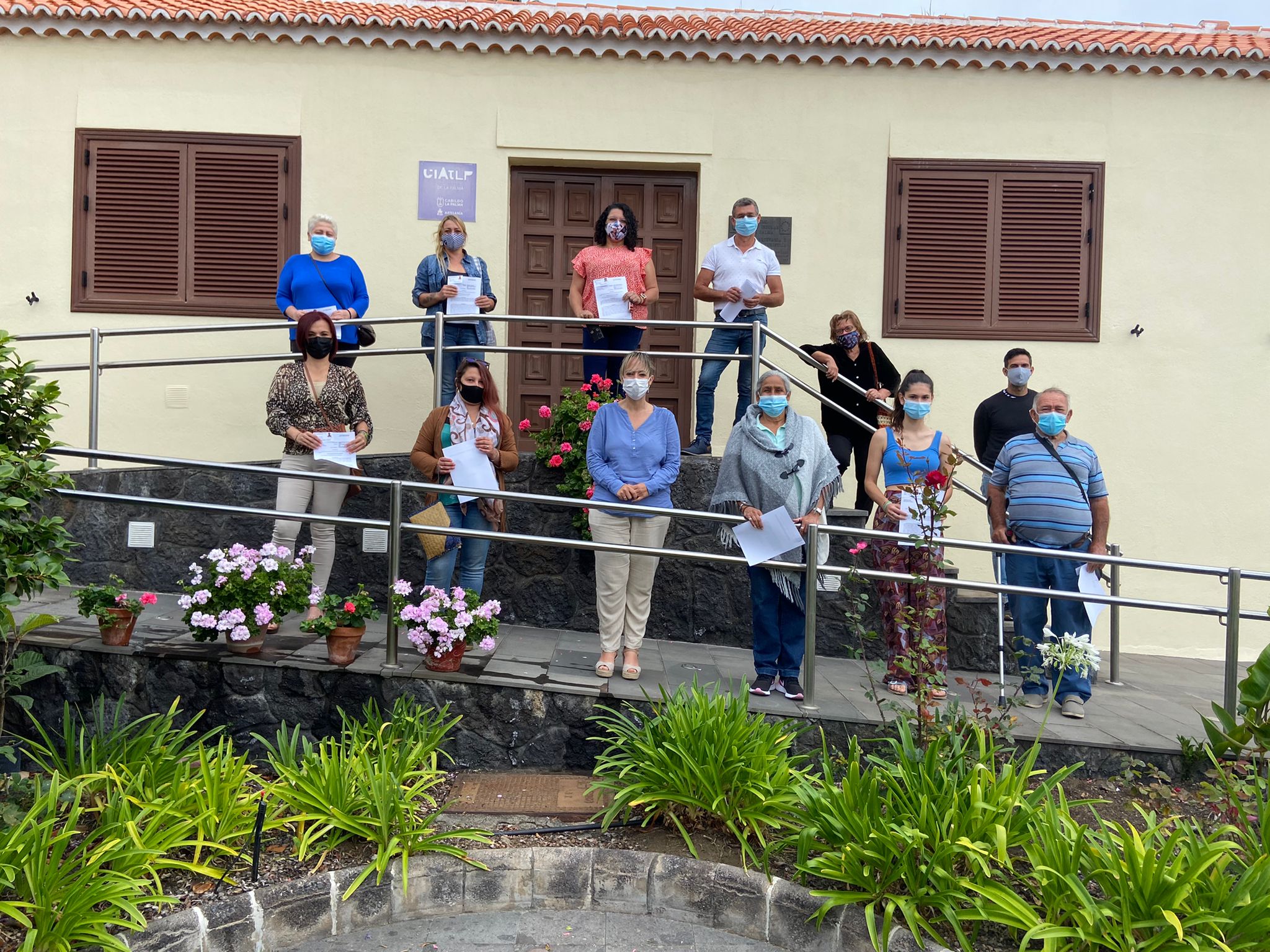 El Cabildo entrega más de una quincena de carnés a profesionales de la artesanía