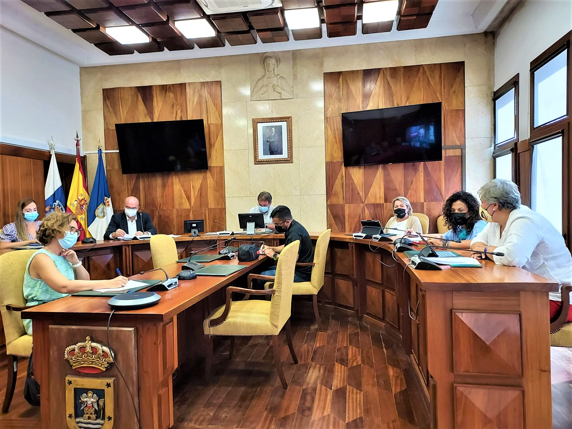 Cabildo, Gobierno de España, Ejecutivo Canario y ayuntamientos coordinan las ayudas para personas afectadas por el incendio de la Isla