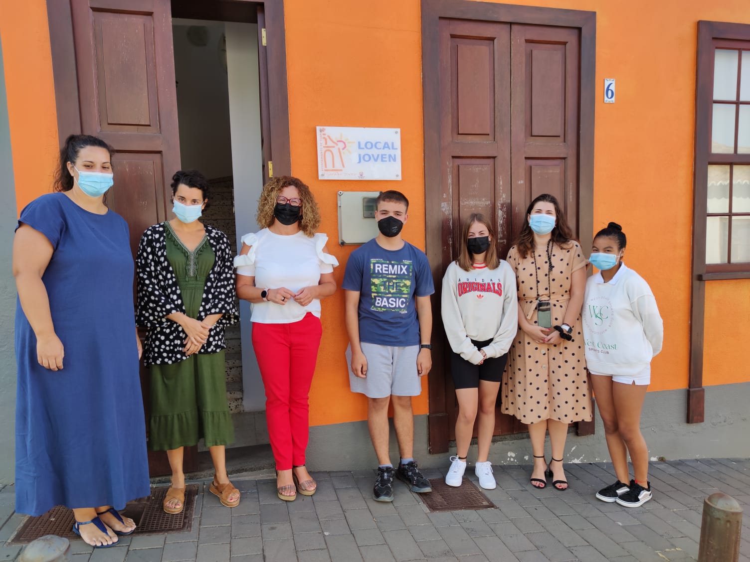 Nieves Hernández visita el programa para jóvenes que desarrolla la asociación Pick Art en colaboración con el Cabildo y el Ayuntamiento de de Tijarafe