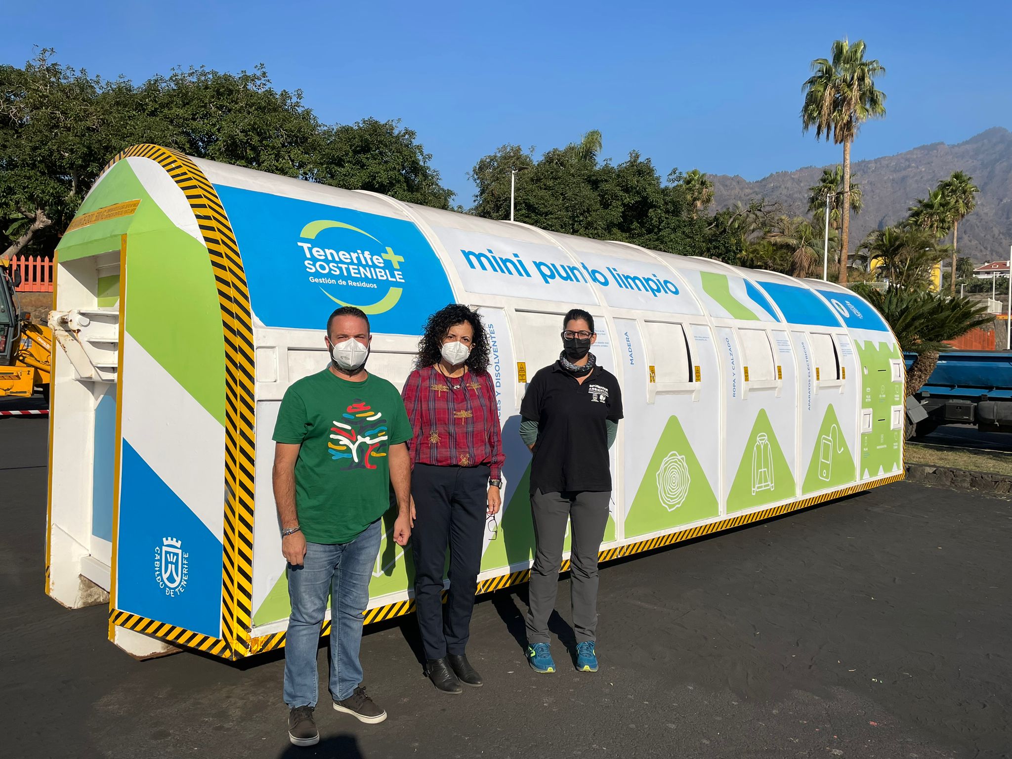 El Cabildo instala el mini punto limpio móvil en la calle Ramón Pol de Los Llanos de Aridane para la separación de residuos