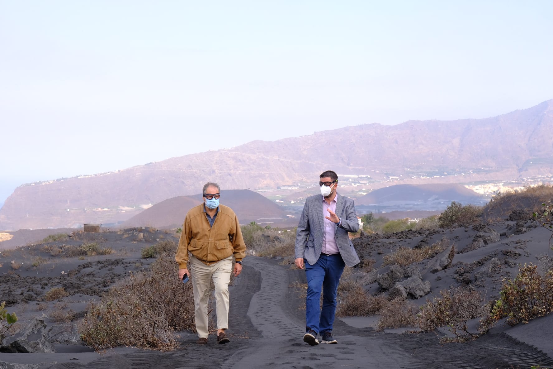 El vicepresidente del Cabildo y el director general de Infraestructuras Viarias visitan las obras de la vía alternativa de Puerto Naos