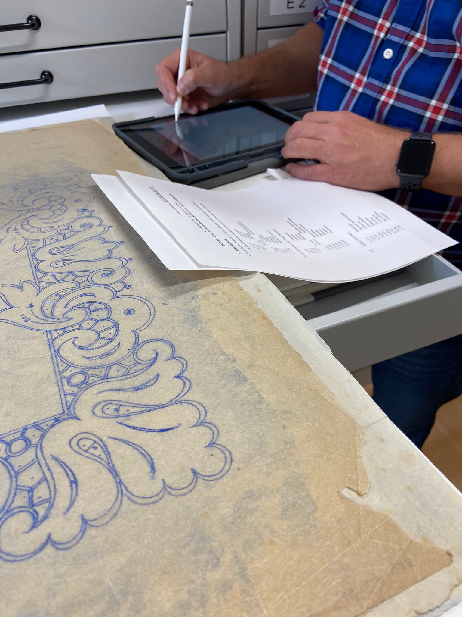 La Consejería de Artesanía prepara la digitalización del archivo de los patrones y bordados de la Isla 