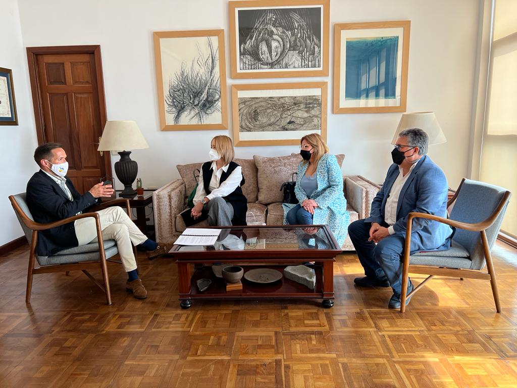 El presidente del Cabildo recibe a representantes del Colegio Oficial de Graduados Sociales