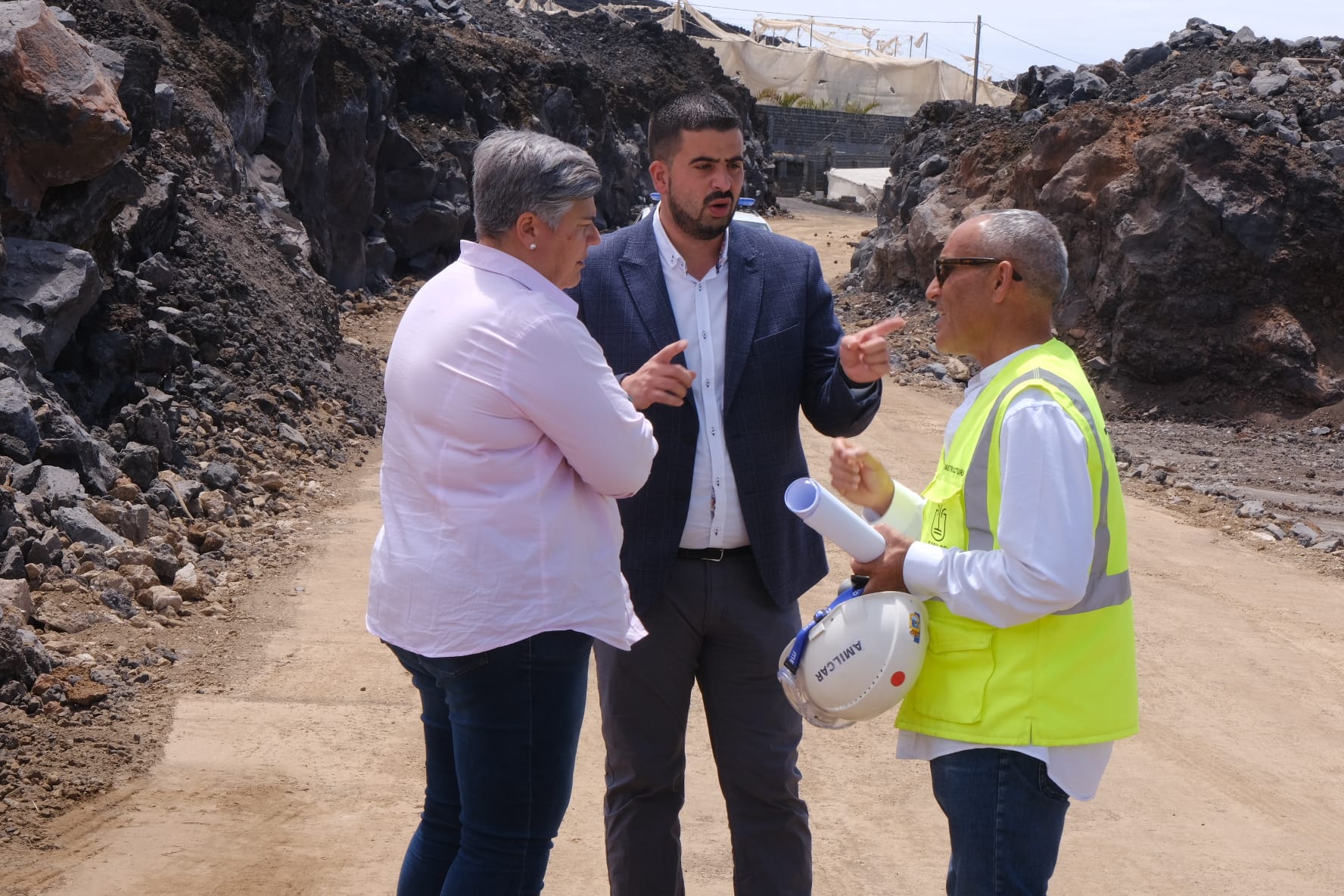 El Cabildo desbloquea el Camino de La Aldea para dar acceso a las familias y agricultores aislados por las coladas