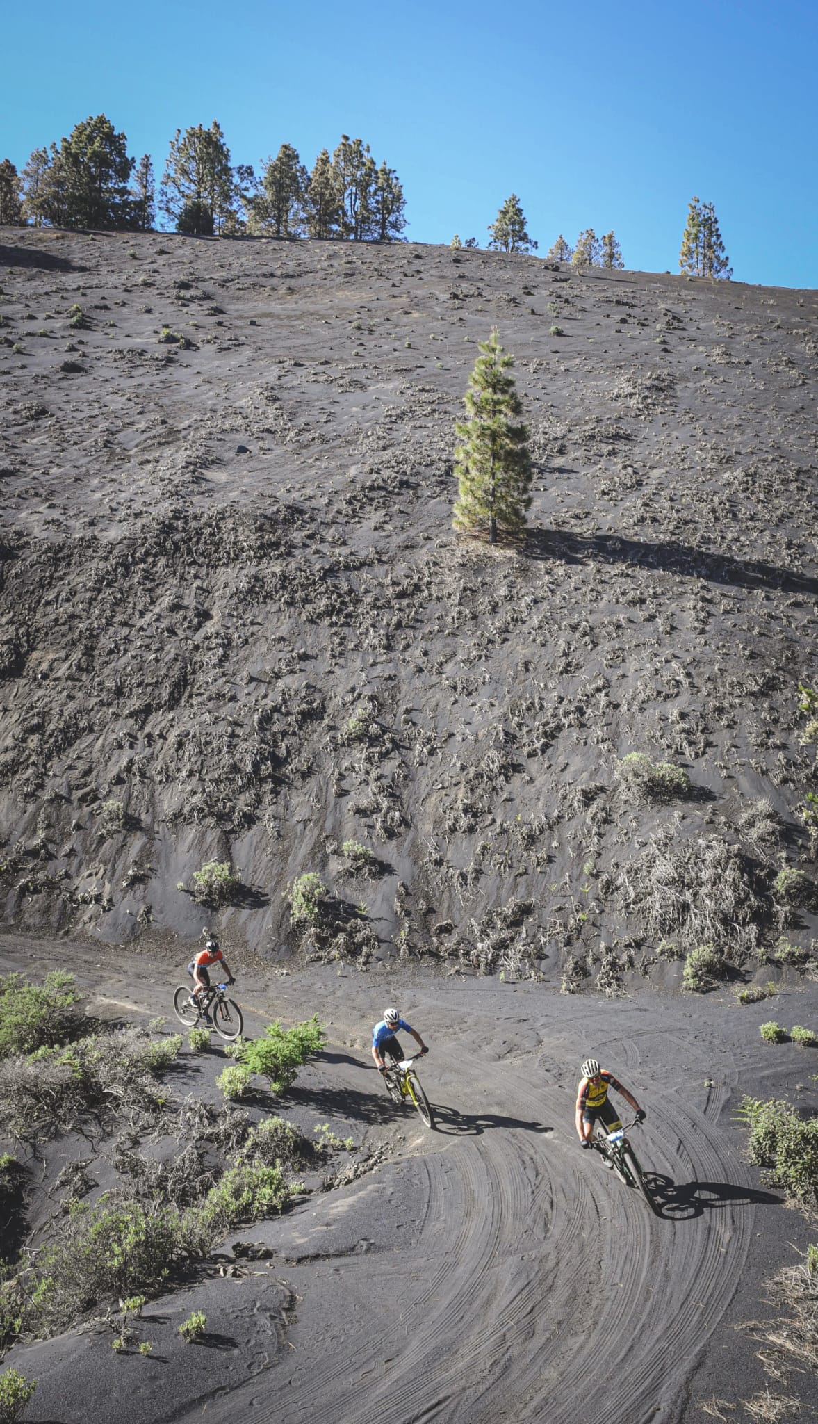 Transvulcania Bike ofrece un espectáculo deportivo sobresaliente que hace renacer  a senderos y pistas afectados por el volcán