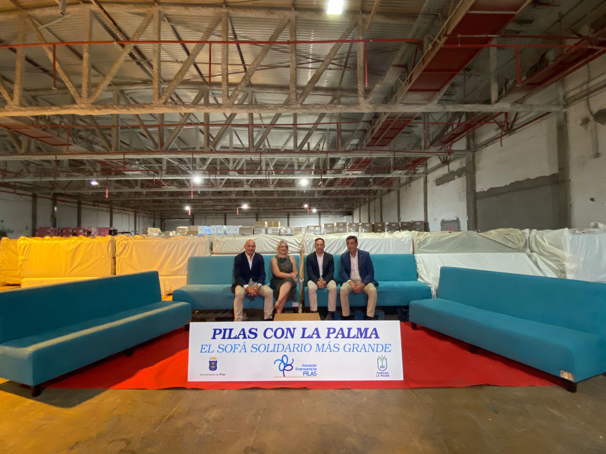 El Cabildo recibe los 250 sillones donados por el Ayuntamiento y empresarios de Pilas para las personas damnificadas