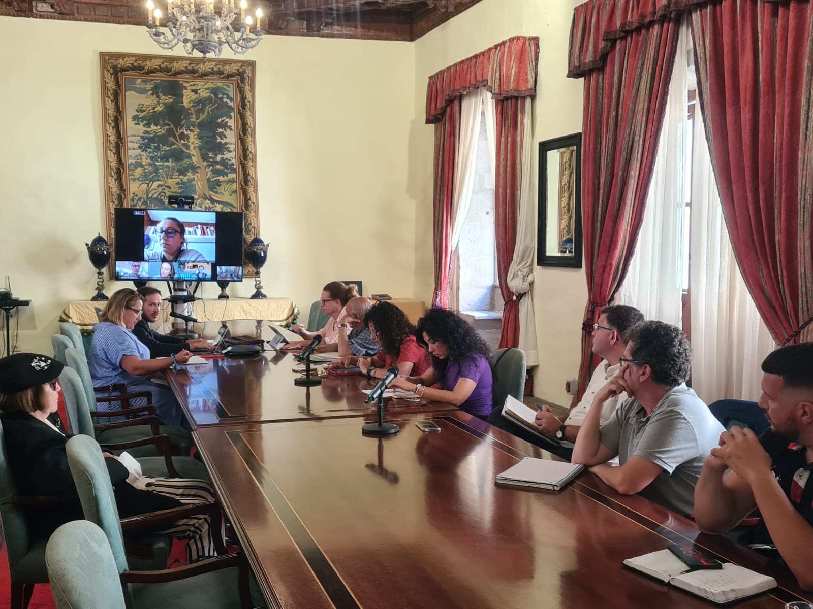 Hernández pone en valor el “importante papel que ha jugado el Cabildo de La Palma para el bienestar de las personas durante la emergencia volcánica”