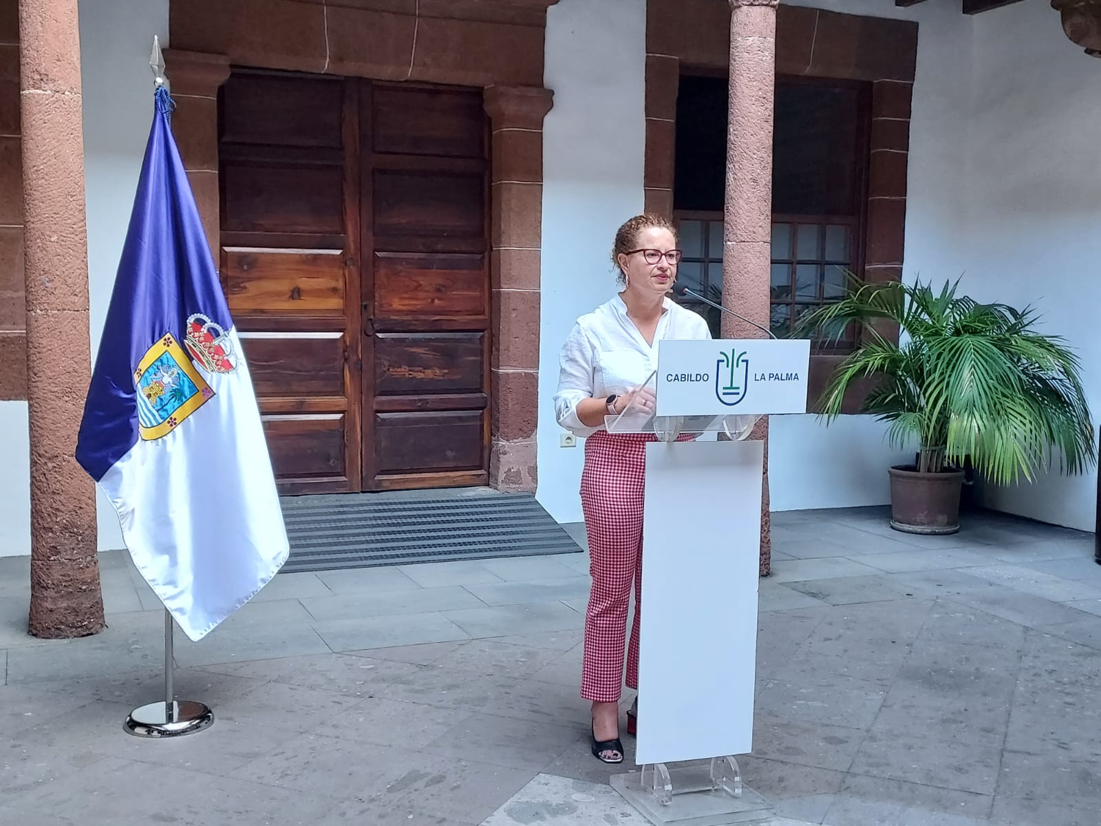 Hernández pone en valor el “importante papel que ha jugado el Cabildo de La Palma para el bienestar de las personas durante la emergencia volcánica”