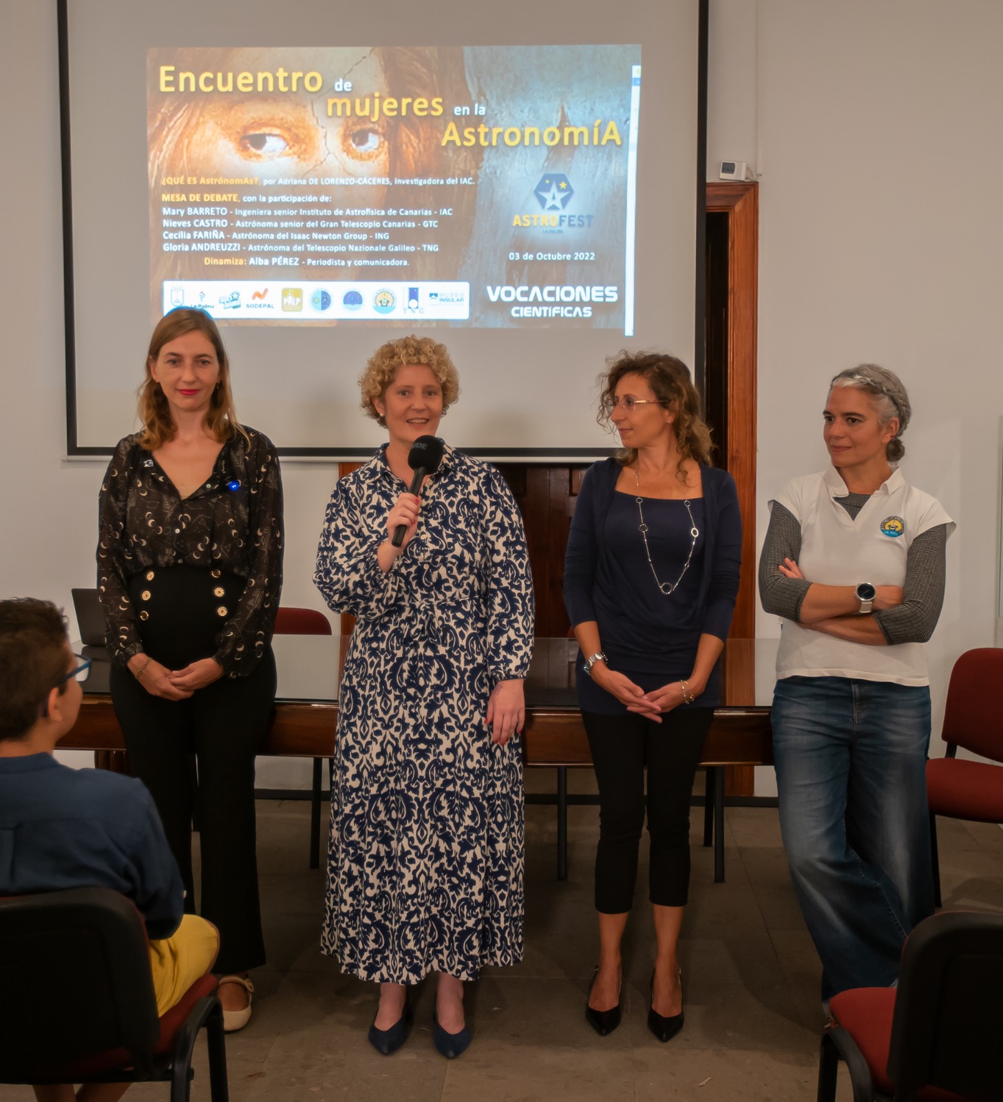 El Cabildo celebra un encuentro con mujeres profesionales de la ciencia para potenciar su papel en esta materia