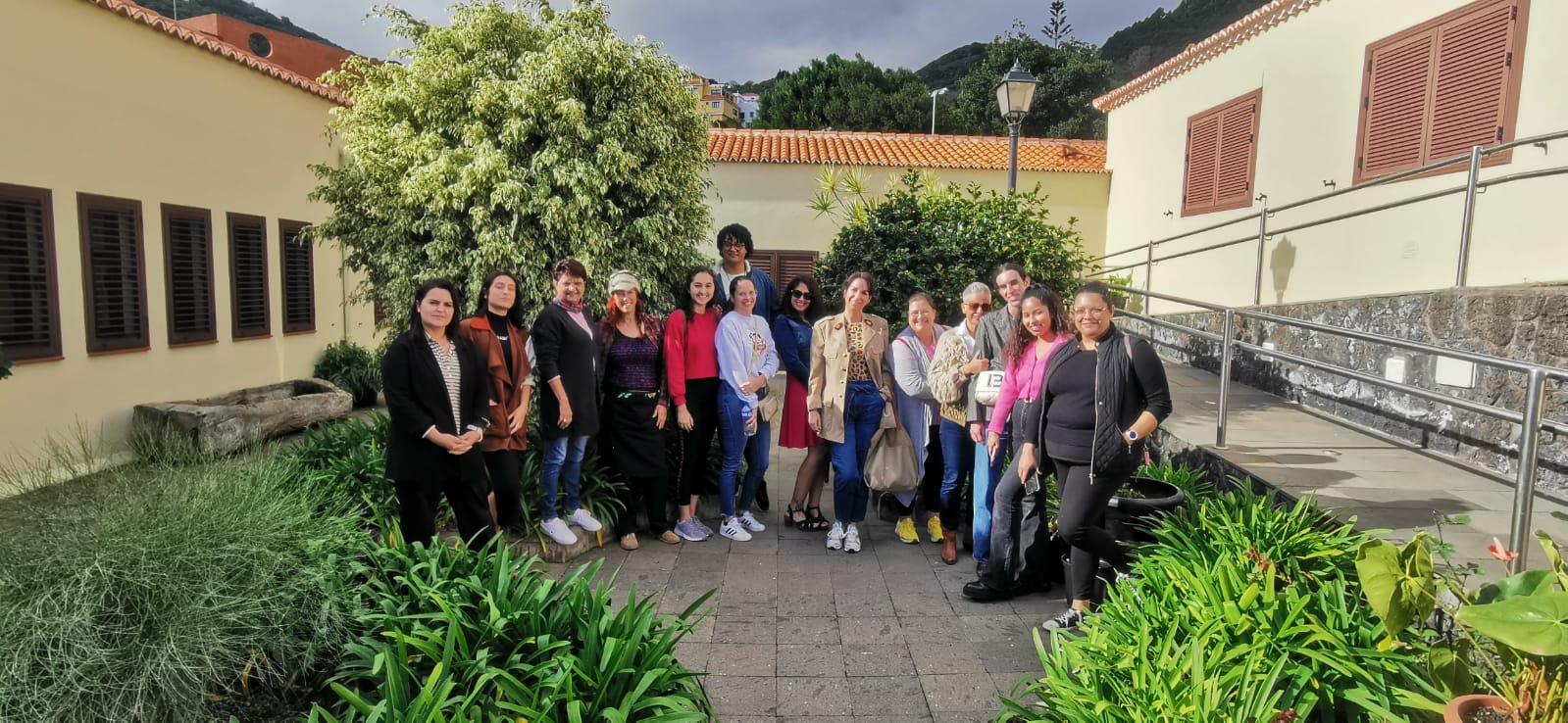 Más de una decena de personas participan en las jornadas de formación de lana y seda