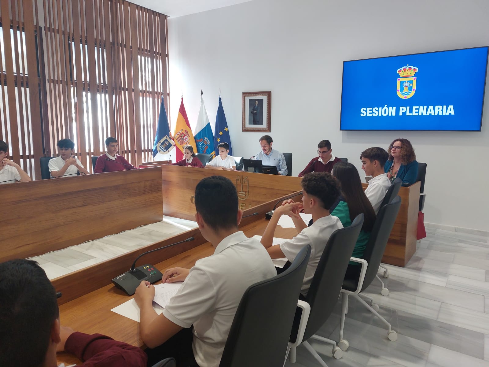 El Cabildo participa en la conmemoración del aniversario de La Constitución celebrando un pleno con escolares 