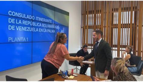 El Consulado General de Venezuela, a través de una petición del presidente del Cabildo de  La Palma, Mariano Zapata, estableció ayer jueves, 15 de diciembre, un Consulado Itinerante que ha atendido a más de 150 personas sin la necesidad de tener que trasladarse a realizar los trámites en Tenerife.  “Seguimos comprometidos con la comunidad venezolana palmera y con las personas”, apunta el presidente. “Este Consulado Itinerante ha permitido llevar a cabo un importante número de trámites administrativos en jor
