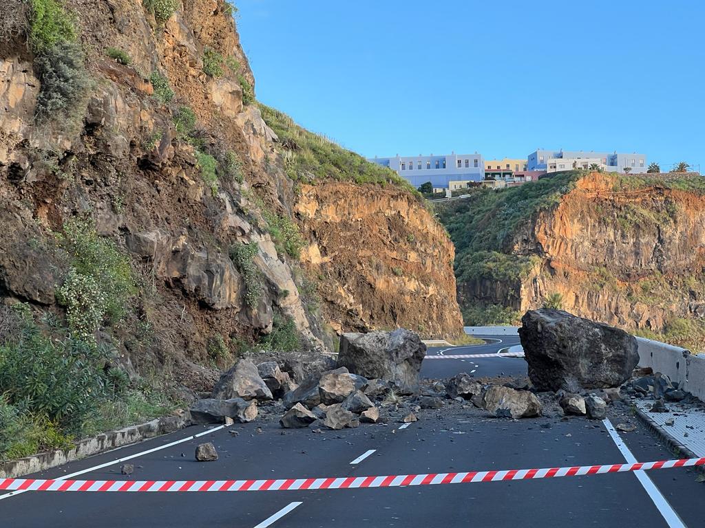 El Cabildo trabaja en el saneamiento del talud de la LP-1 de acceso norte a Santa Cruz de La Palma