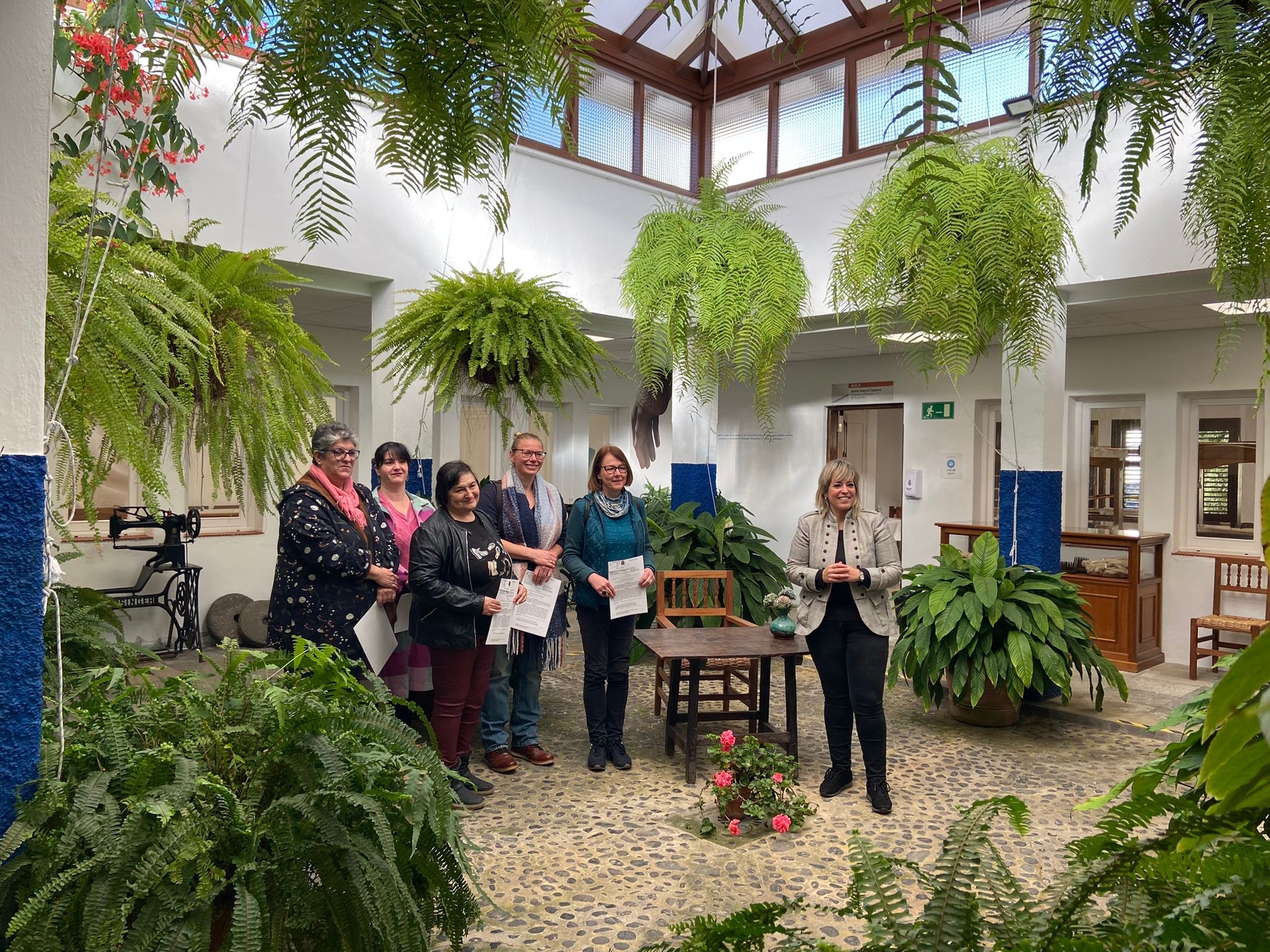 El Cabildo entrega 14 nuevos carnés de artesano de La Palma