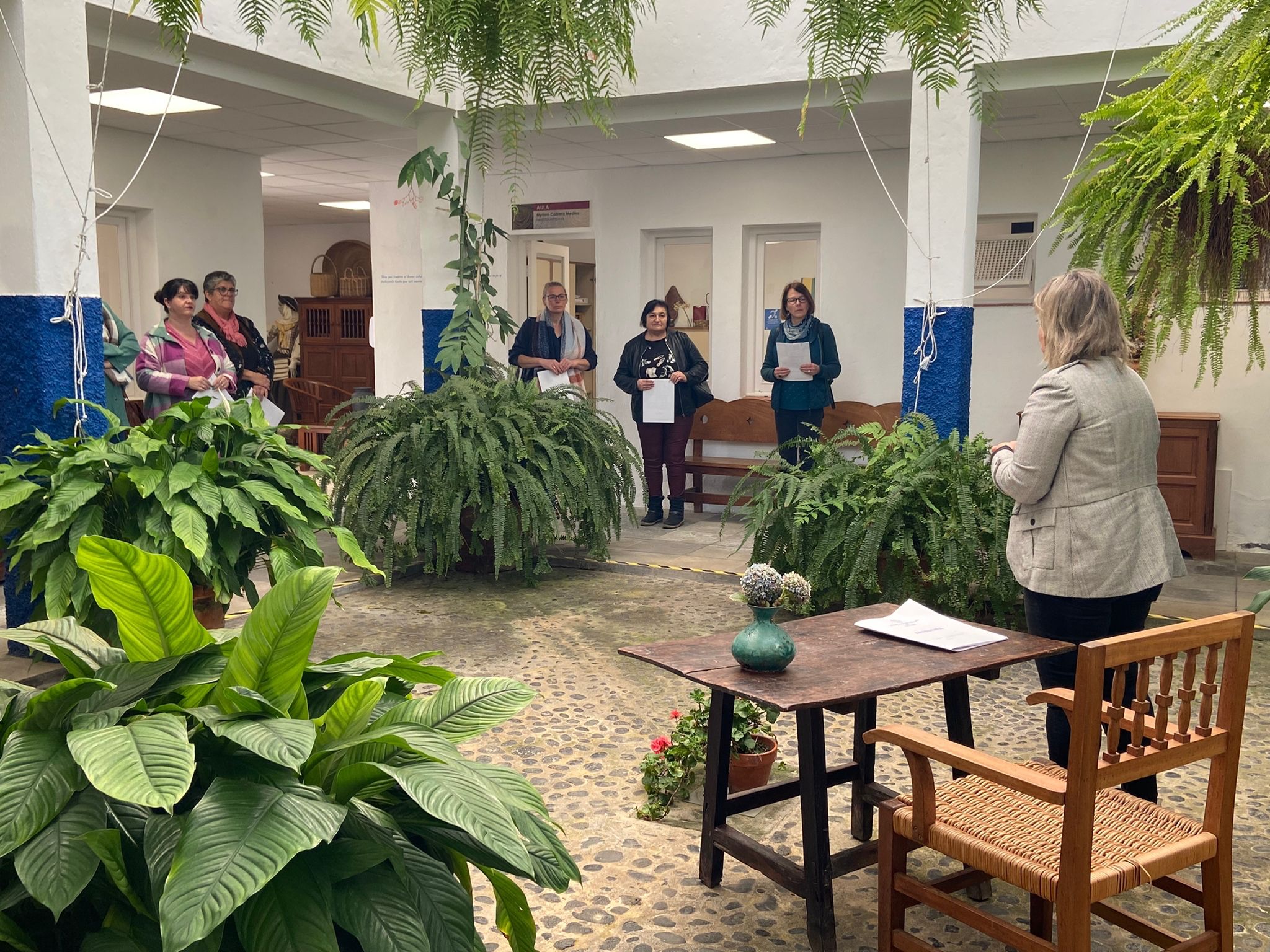 El Cabildo entrega 14 nuevos carnés de artesano de La Palma