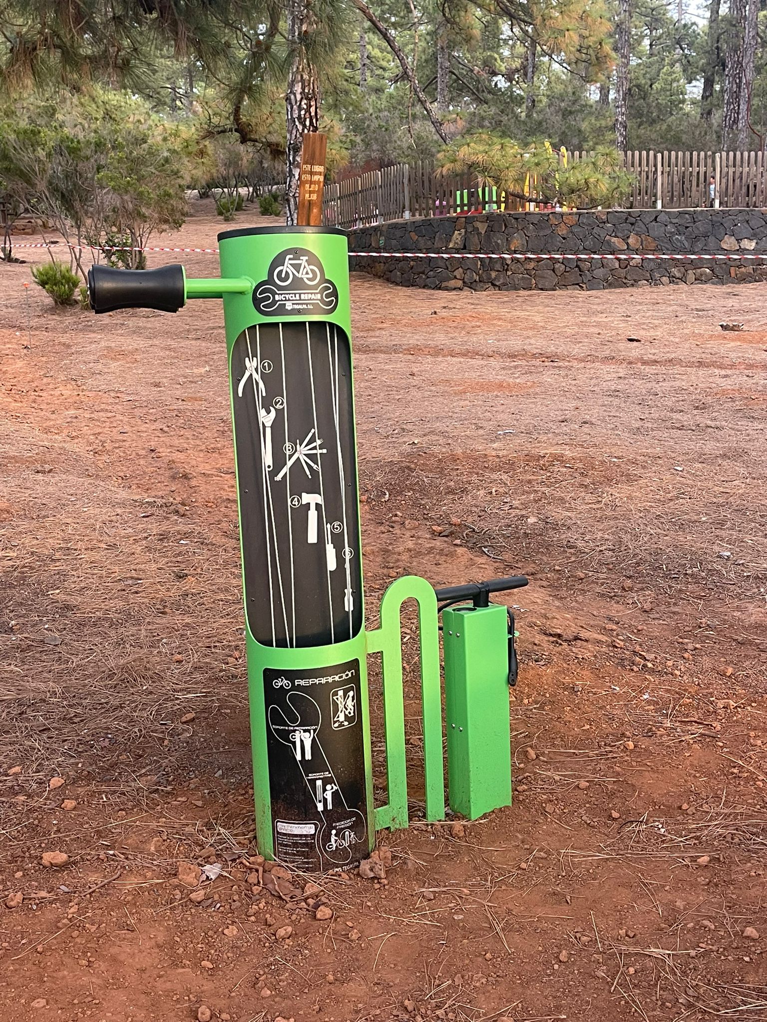 Medio Ambiente instala cuatro estaciones de reparación rápida para bicicletas en los montes de la Isla 