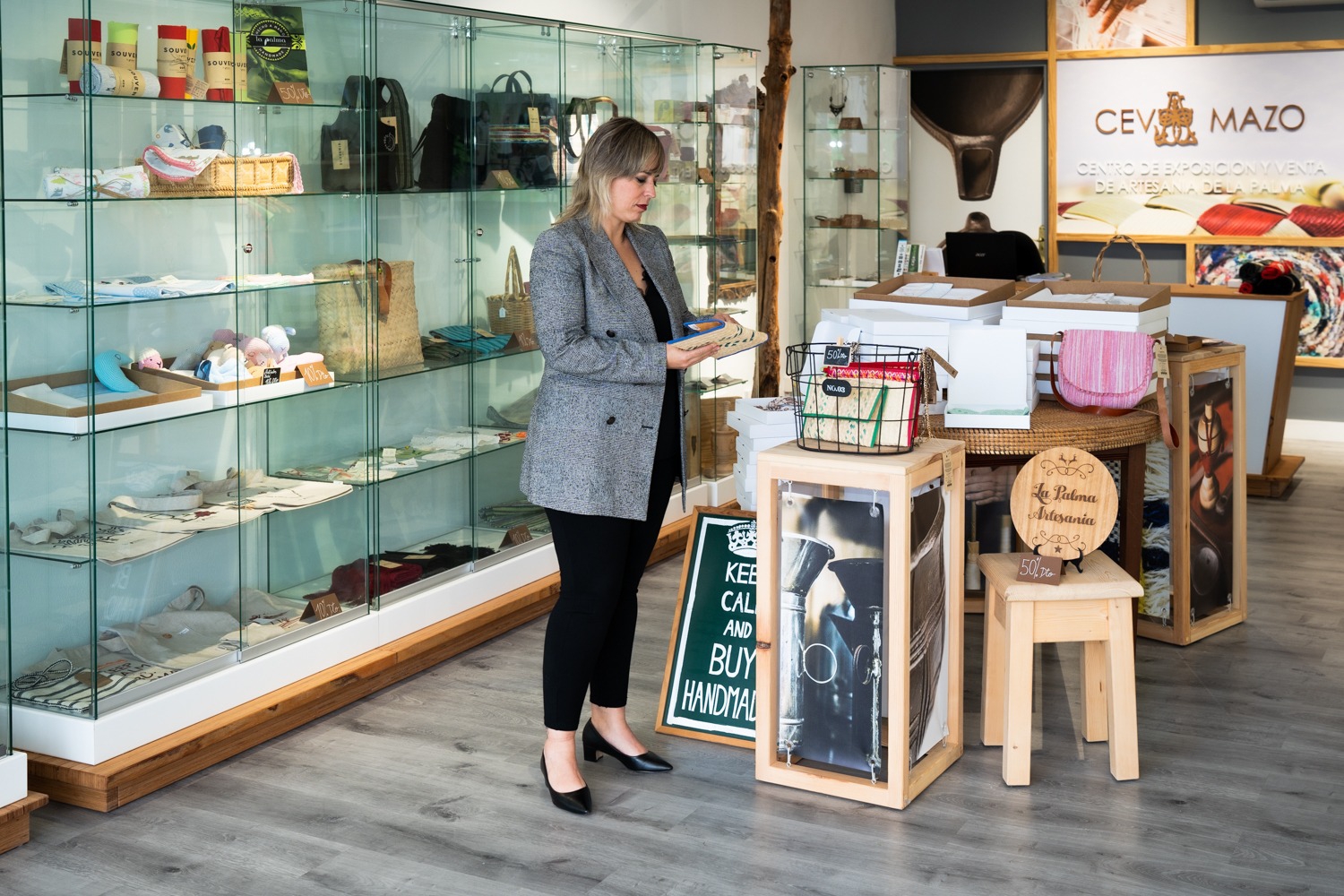 El Cabildo impulsa un proyecto de dinamización y asesoramiento para las personas artesanas de la Isla