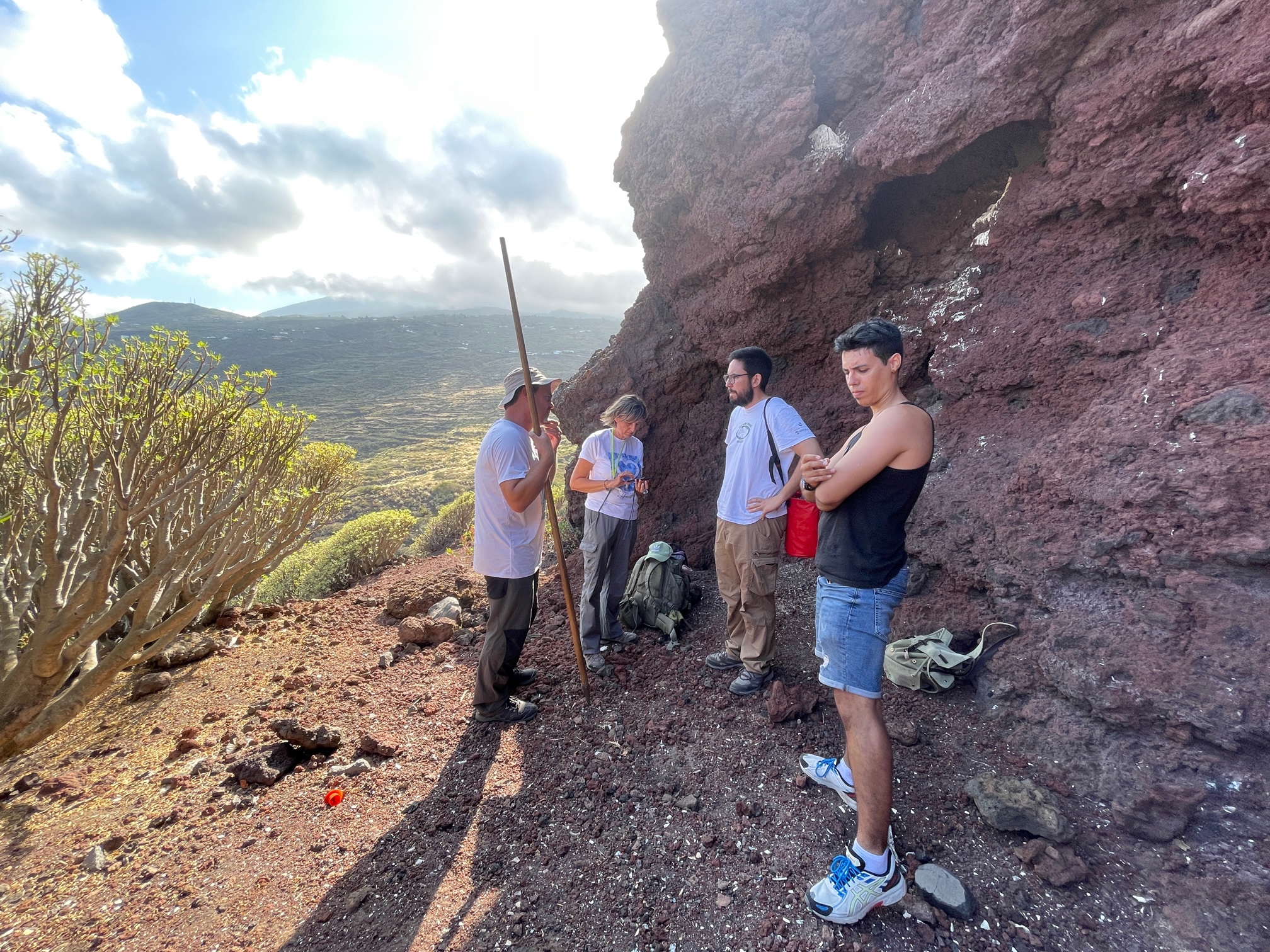 El Cabildo participa en la investigación de los bloques de lava con restos humanos en la necrópolis de La Cucaracha