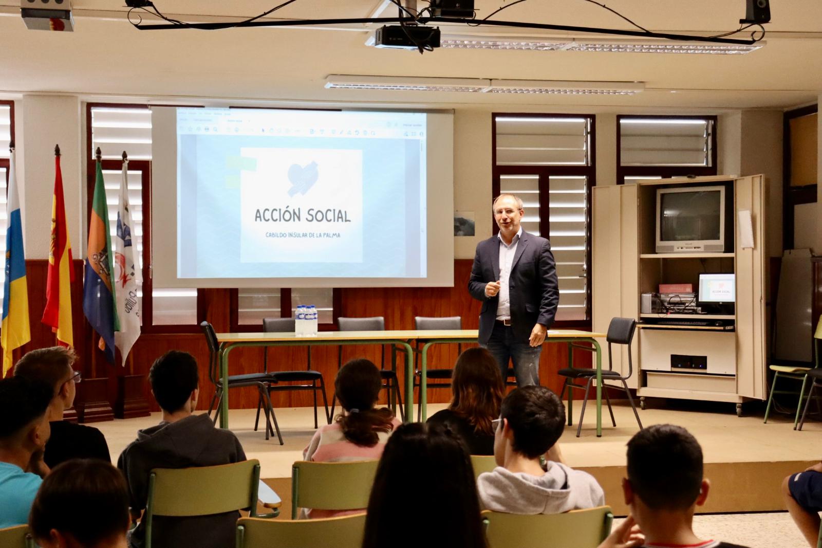 Sergio Rodríguez acerca las políticas sociales del Cabildo al alumnado del IES Pérez Pulido