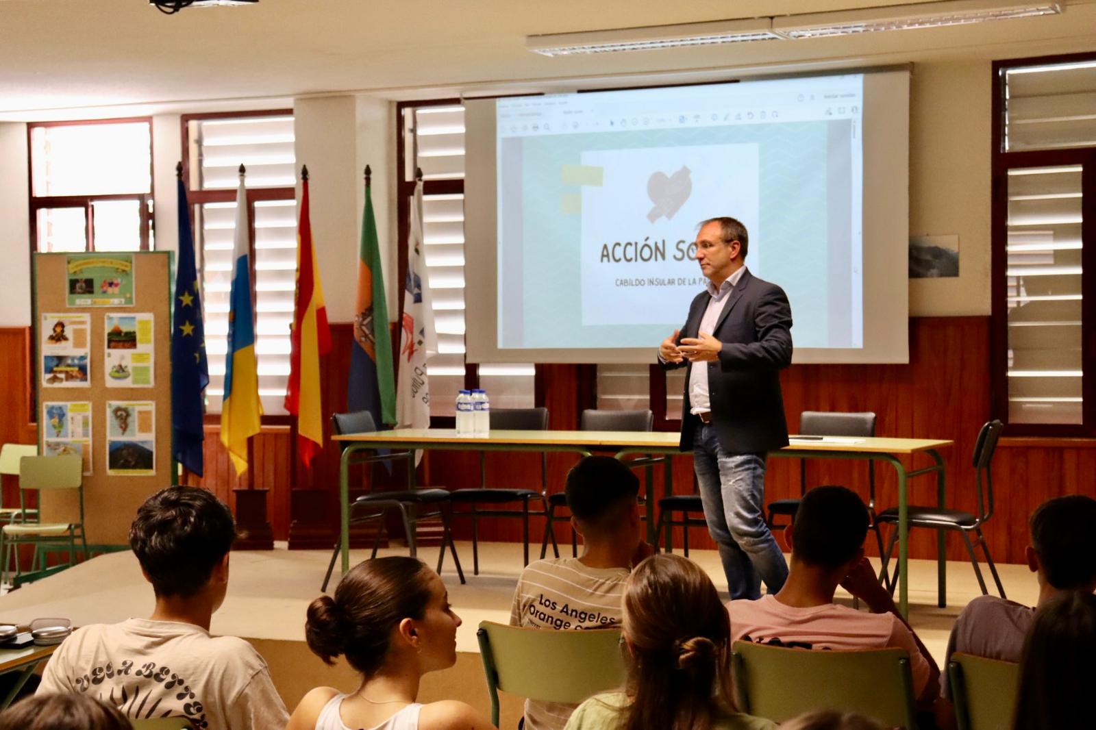 Sergio Rodríguez acerca las políticas sociales del Cabildo al alumnado del IES Pérez Pulido