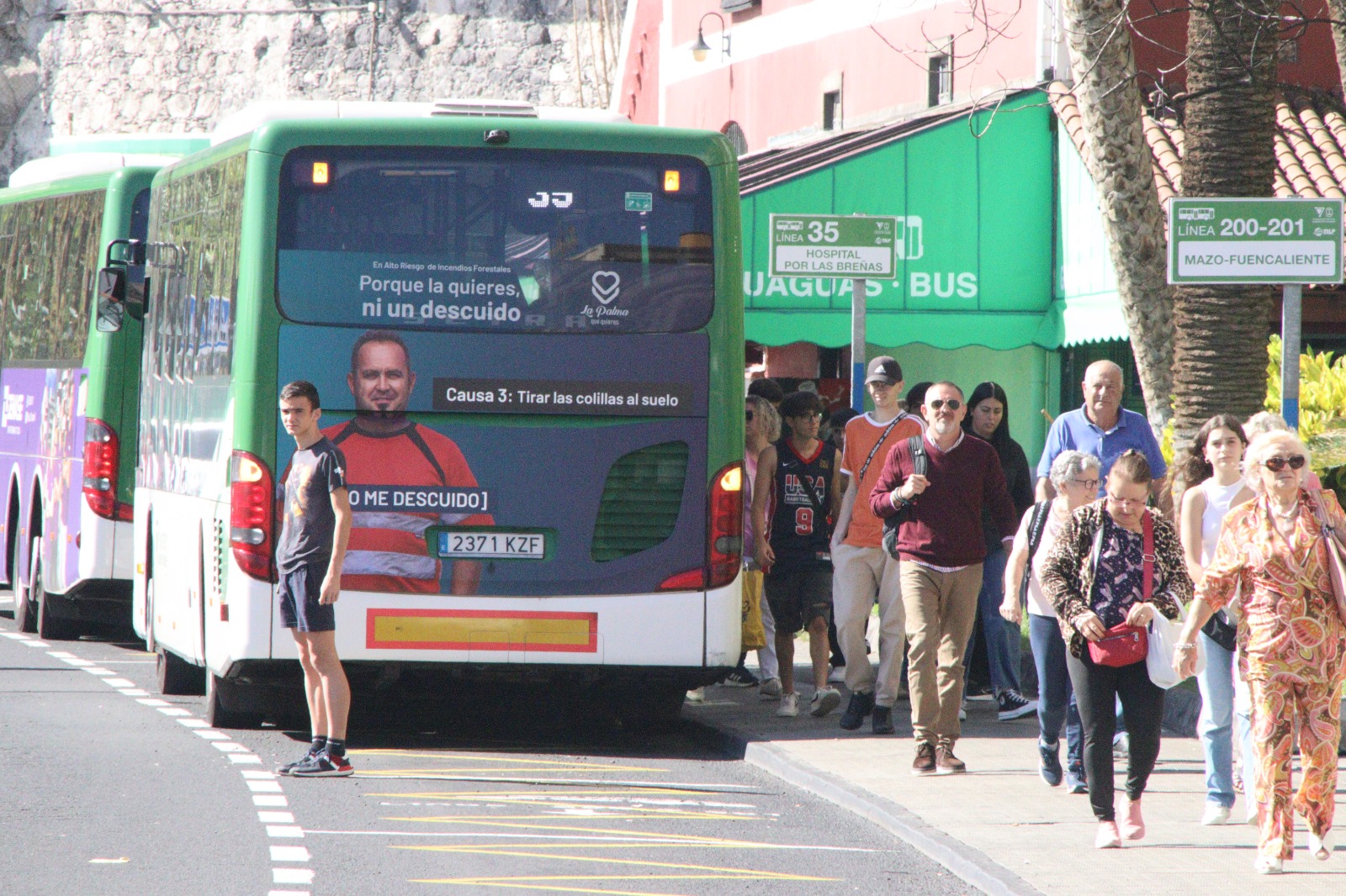 El Cabildo y la empresa concesionaria modifican horarios y amplían rutas para mejorar los servicios a los usuarios de las guaguas