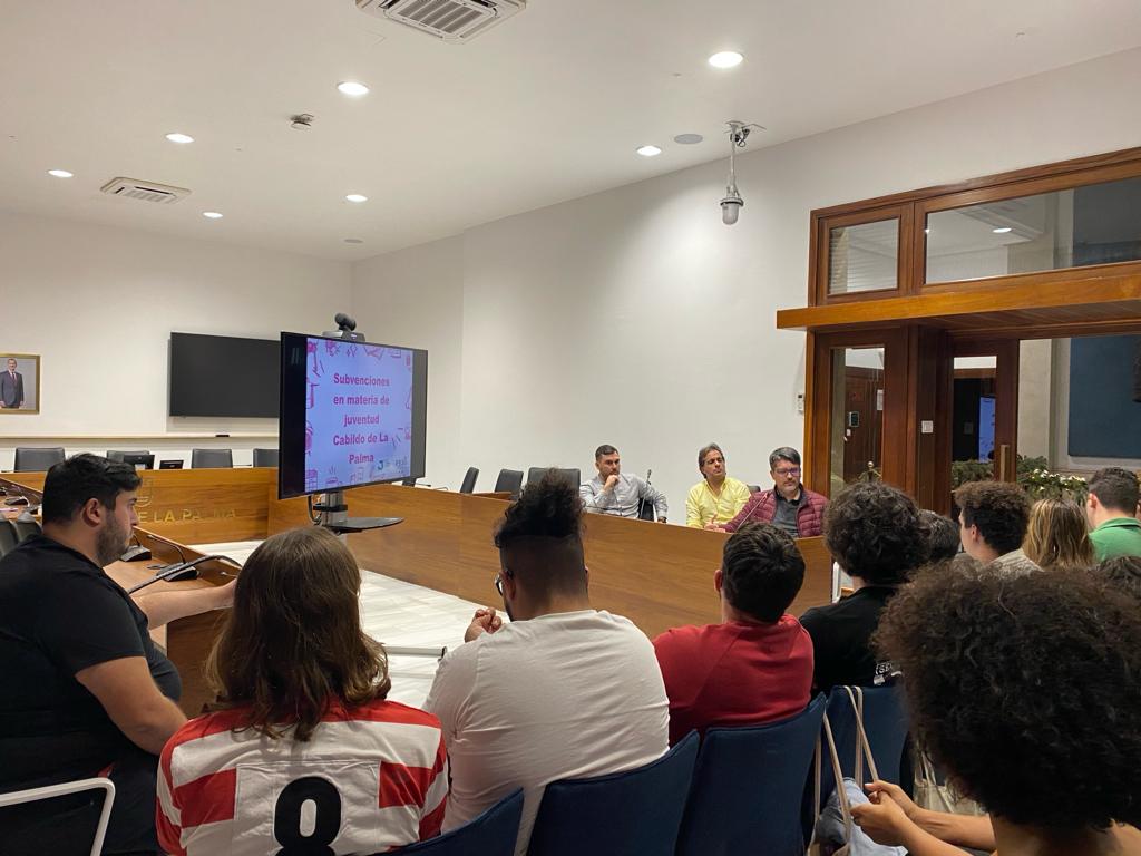 El Cabildo fomenta la participación de las asociaciones juveniles en la toma de decisiones del área