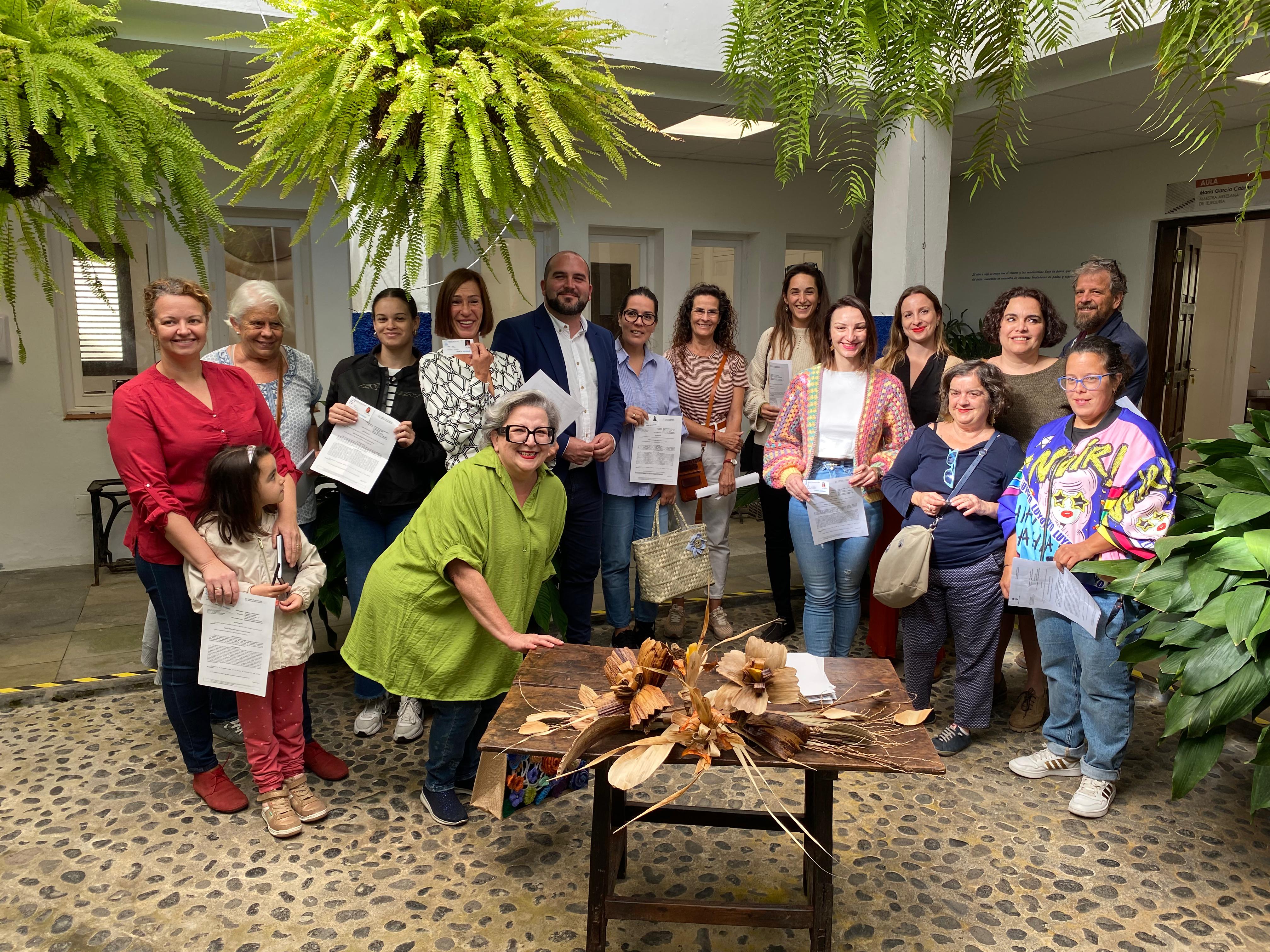 El Cabildo entrega 23 nuevos carnés profesionales a artesanos de La Palma