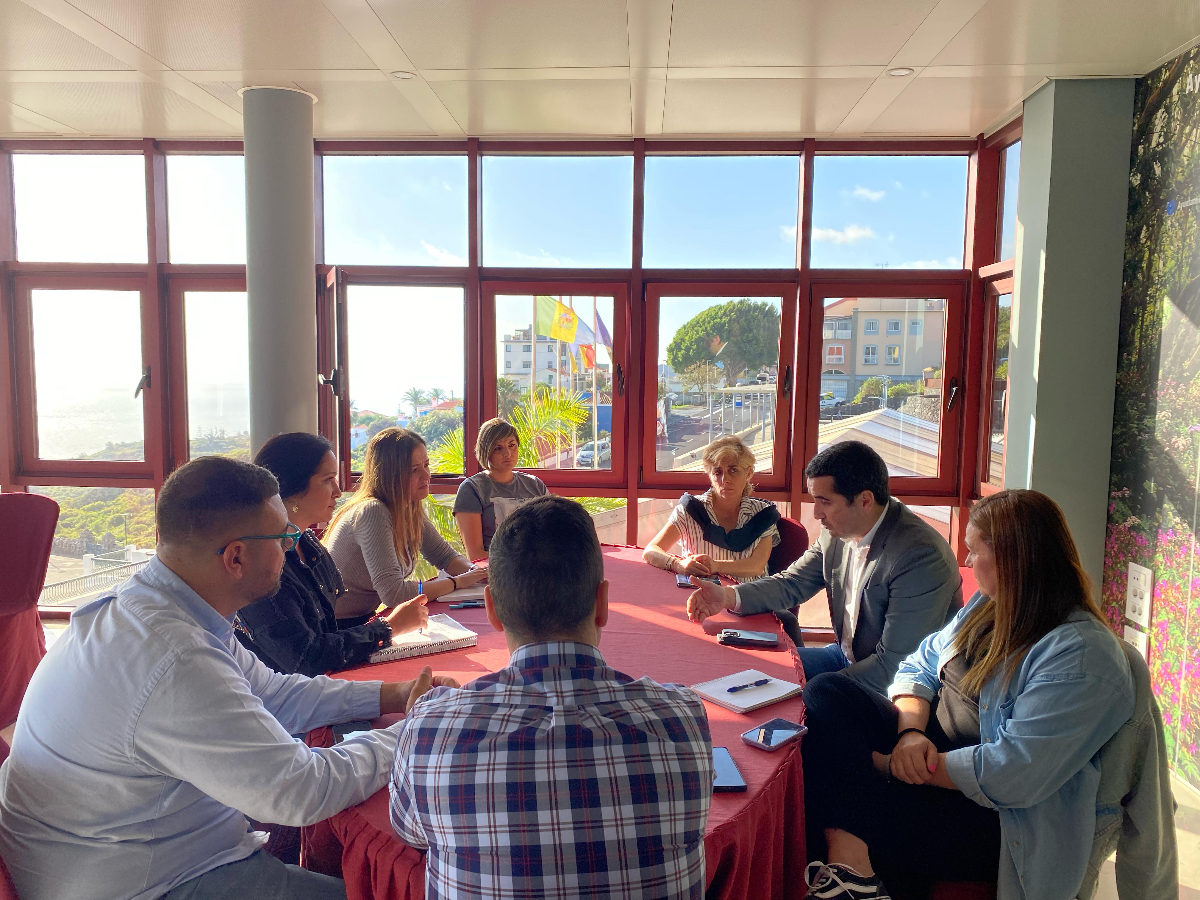 El Cabildo mantiene encuentros con todos los ayuntamientos de la Isla para abordar la transformación digital, el comercio y la promoción económica