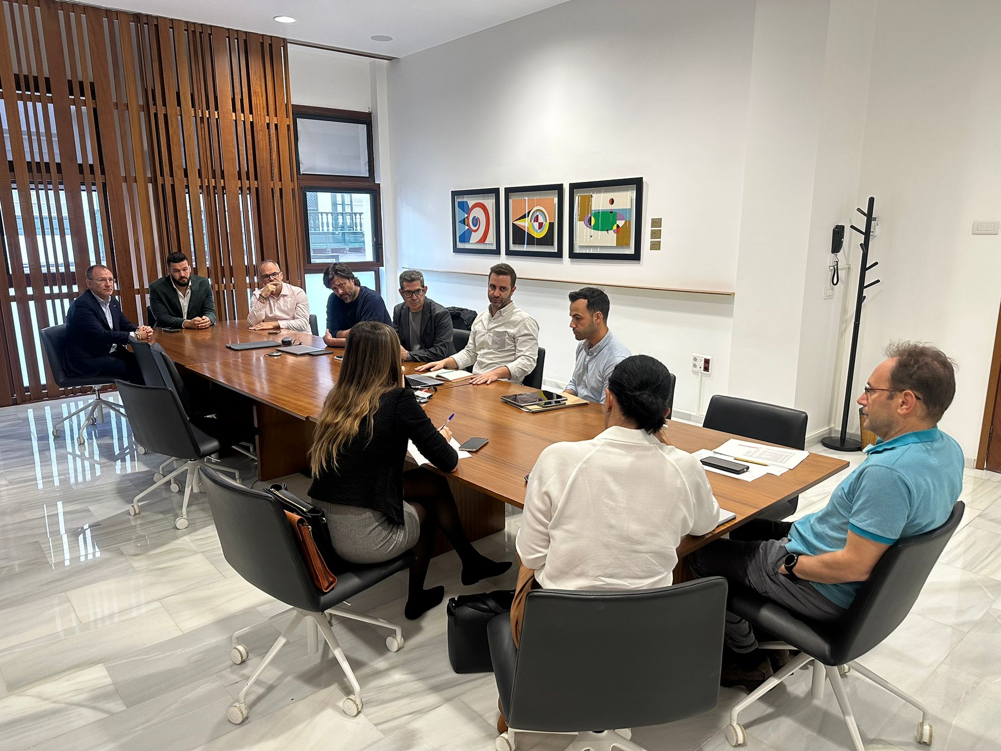 El Cabildo colabora con una productora que grabará en la Isla una serie para la plataforma Netflix