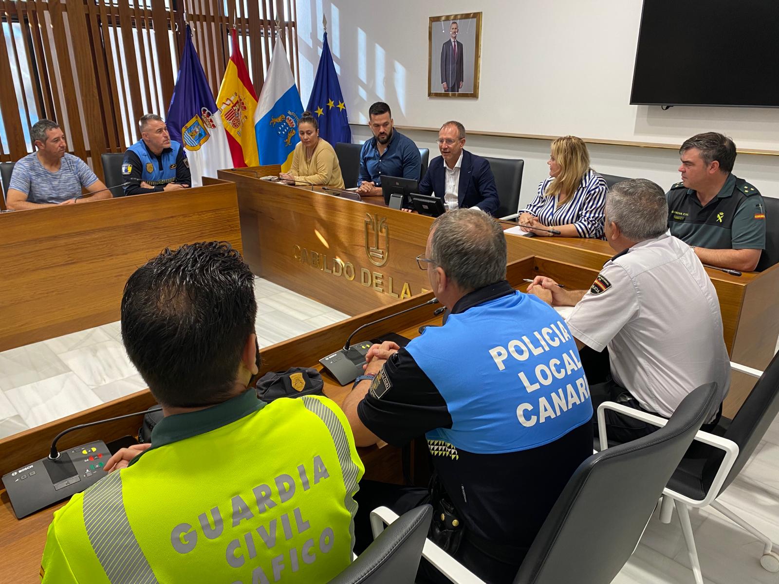 El Cabildo muestra su apoyo a las Fuerzas y Cuerpos de Seguridad y avanza en actuaciones de formación y encuentros educativos