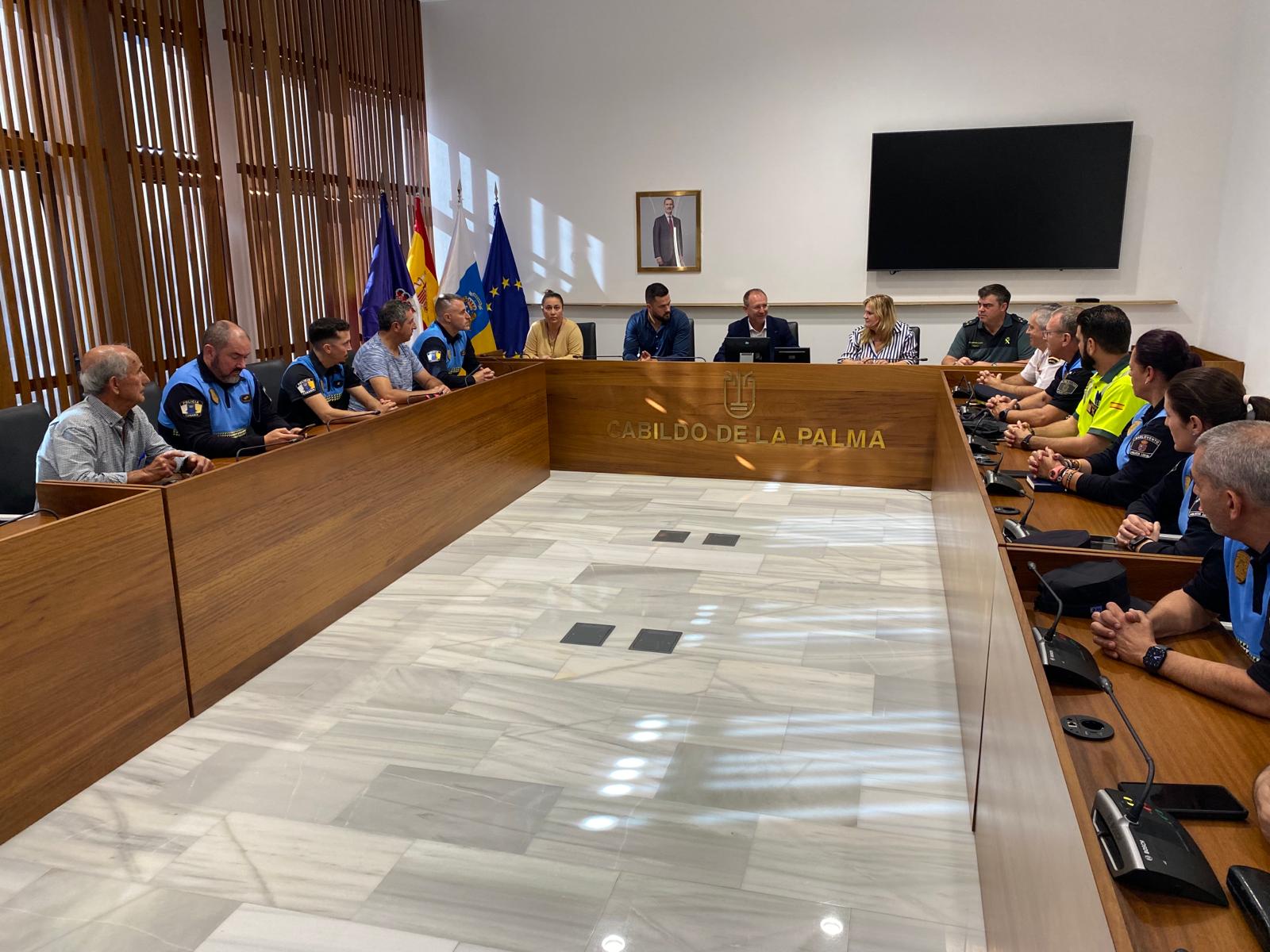 El Cabildo muestra su apoyo a las Fuerzas y Cuerpos de Seguridad y avanza en actuaciones de formación y encuentros educativos