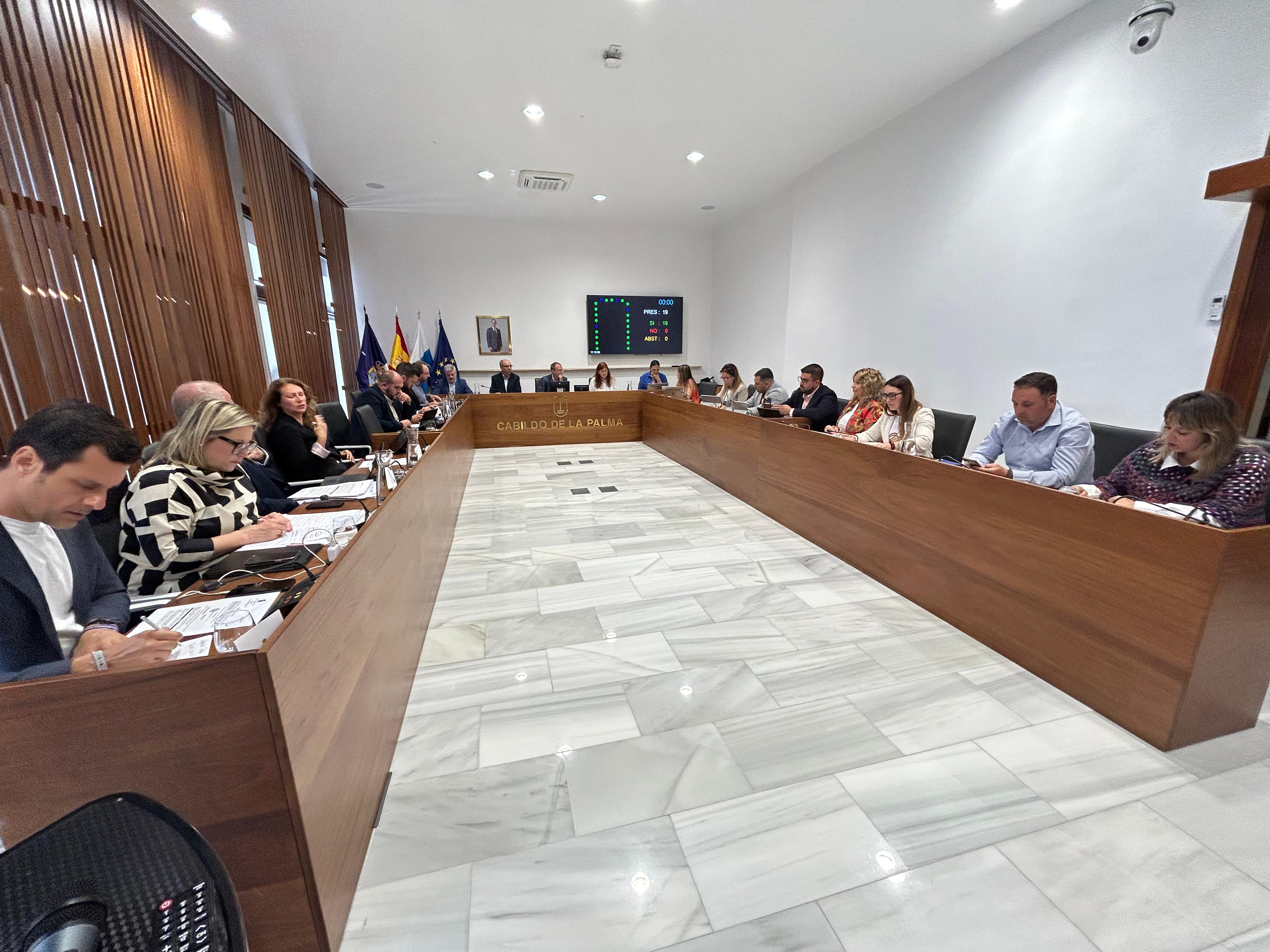 El Cabildo contribuirá a dotar de personal de apoyo a las Aulas en Clave de la Isla 