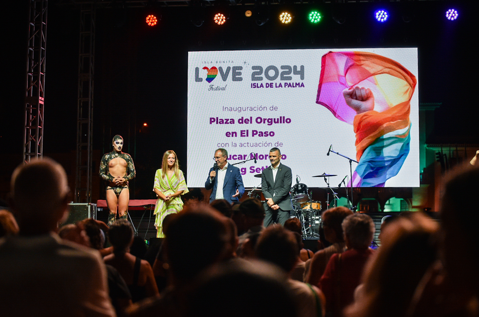 El Isla Bonita Love Festival “conquista” con orgullo la plaza Francisca Gazmira del municipio de El Paso. El presidente del Cabildo de La Palma, Sergio Rodríguez, junto a la consejera delegada de Sodepal, Miriam Perestelo, y el alcalde de El Paso, Eloy Martín, inauguraron el pasado jueves, 25 de julio, la Plaza del Orgullo en el municipio.  Sergio Rodríguez puso de relieve la importancia que tienen este tipo de acciones, enmarcadas en la Agenda Social del Love Festival, y que busca ocupar el espacio público
