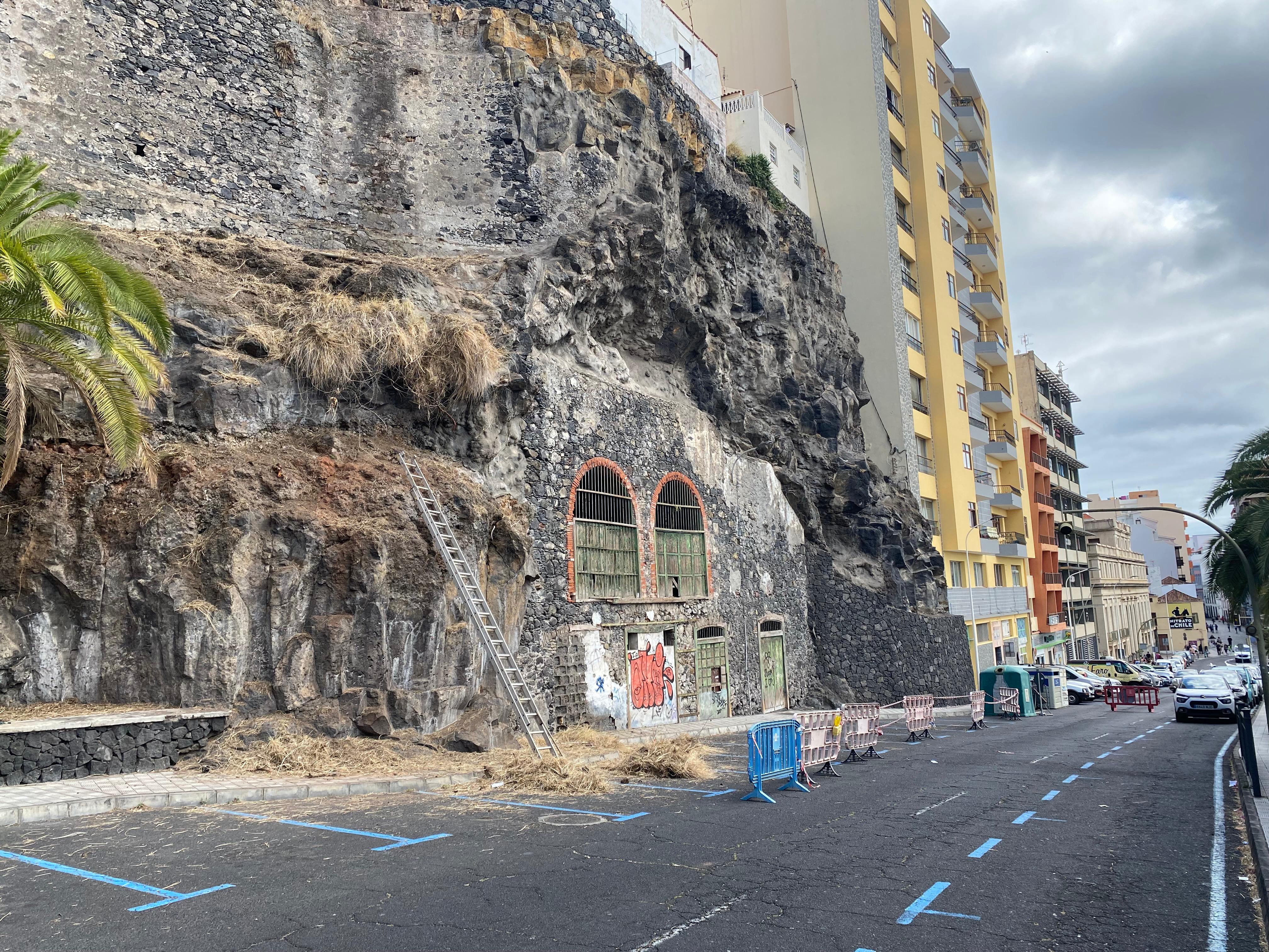 El Cabildo realiza labores de limpieza de taludes para garantizar la seguridad de la carretera de El Galeón