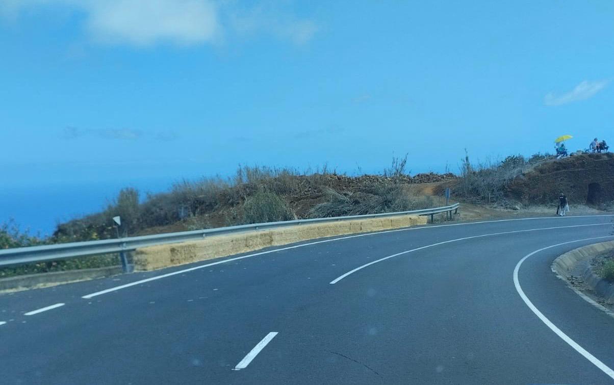 El Cabildo dona las pacas de paja usadas para la seguridad de la subida en moto a Barlovento al sector ganadero de la Isla