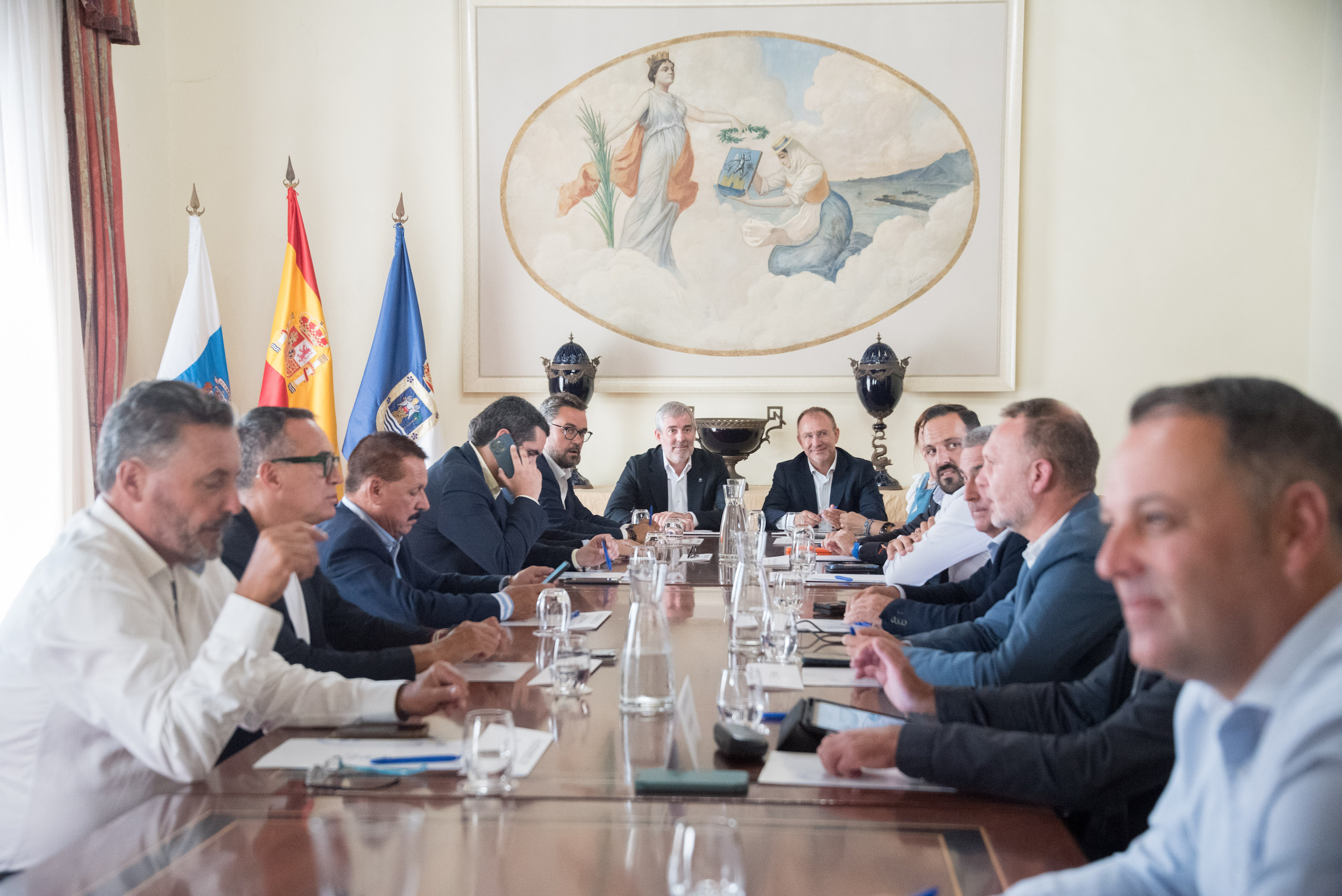 Gobierno regional, Cabildo y ayuntamientos trazan la hoja de ruta para las inversiones del Presupuesto 2025 en la Isla