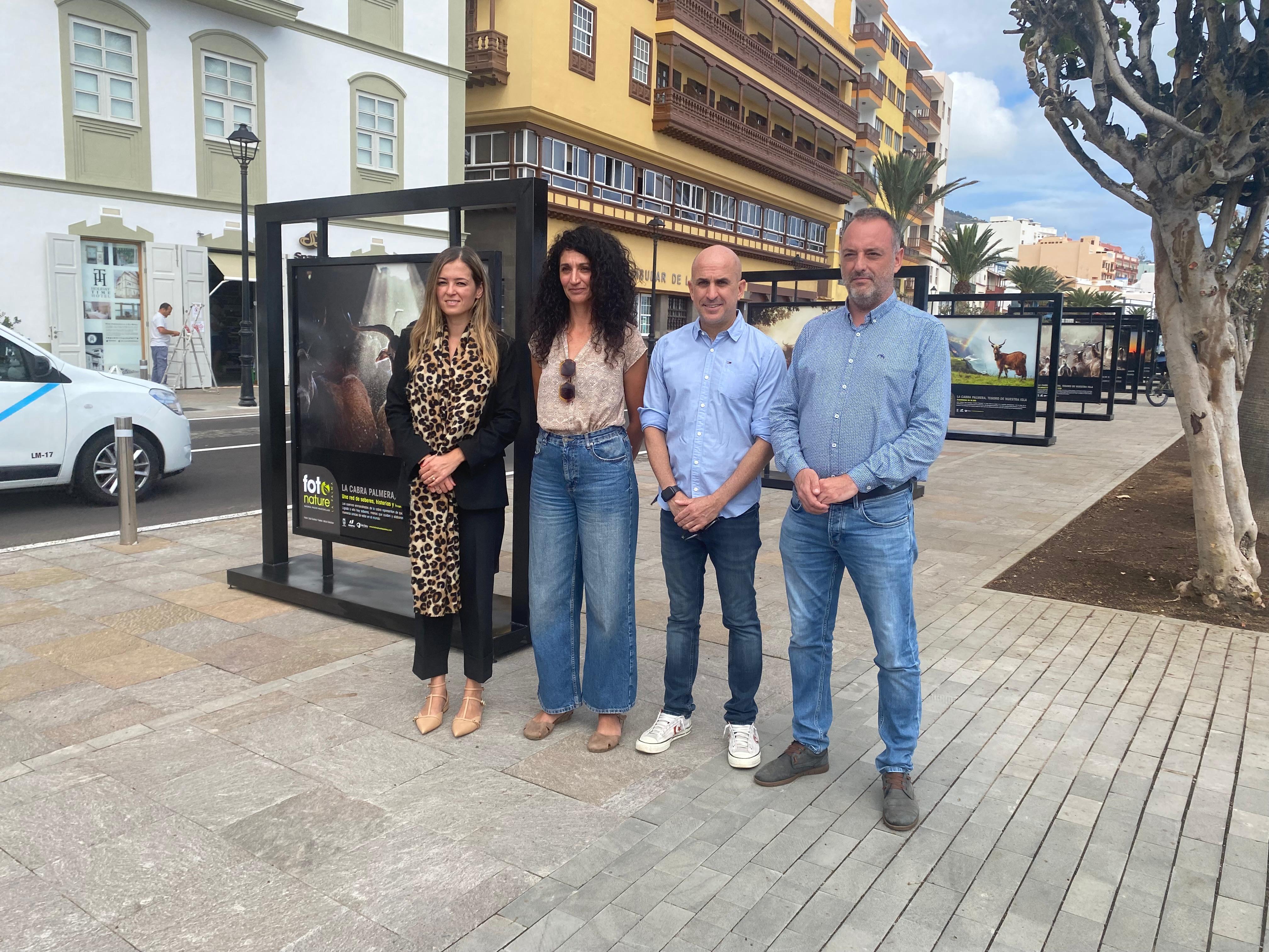 El Cabildo pone en valor a la cabra palmera con una exposición fotográfica en la Avenida Marítima de Santa Cruz de La Palma