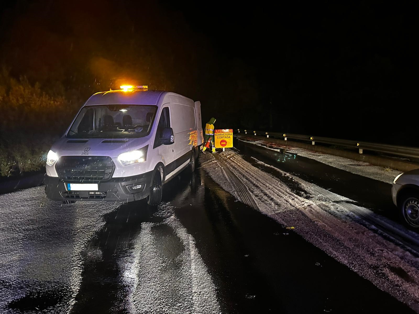 El Cabildo corta la carretera LP-1 entre El Fayal y Garafía por la incidencia de la nieve y las placas de hielo